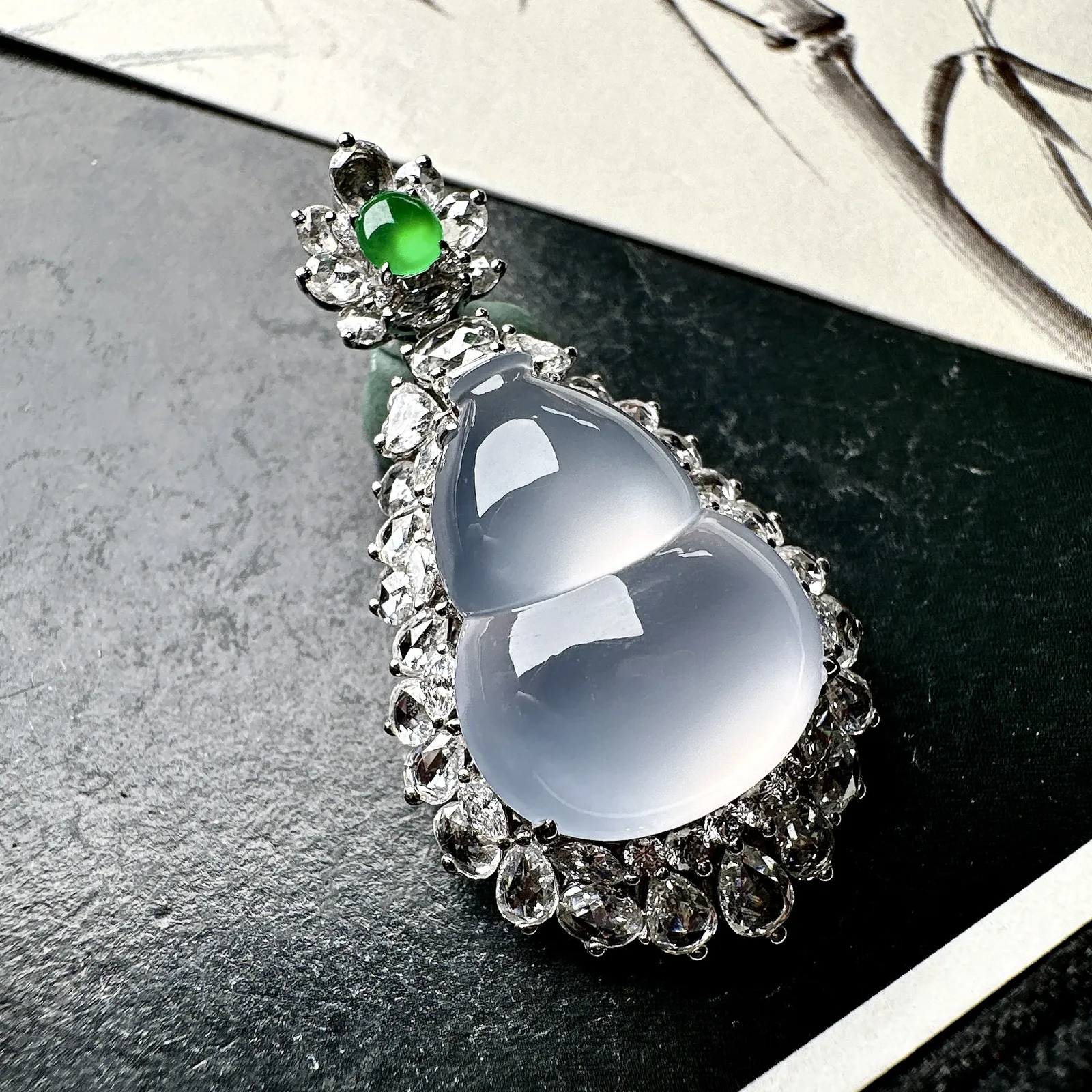 【冰种葫芦吊坠】质地细腻清爽，荧光感强烈，起刚光强烈，18K金钻镶嵌，裸石尺寸19.8*15.3*6.1毫米