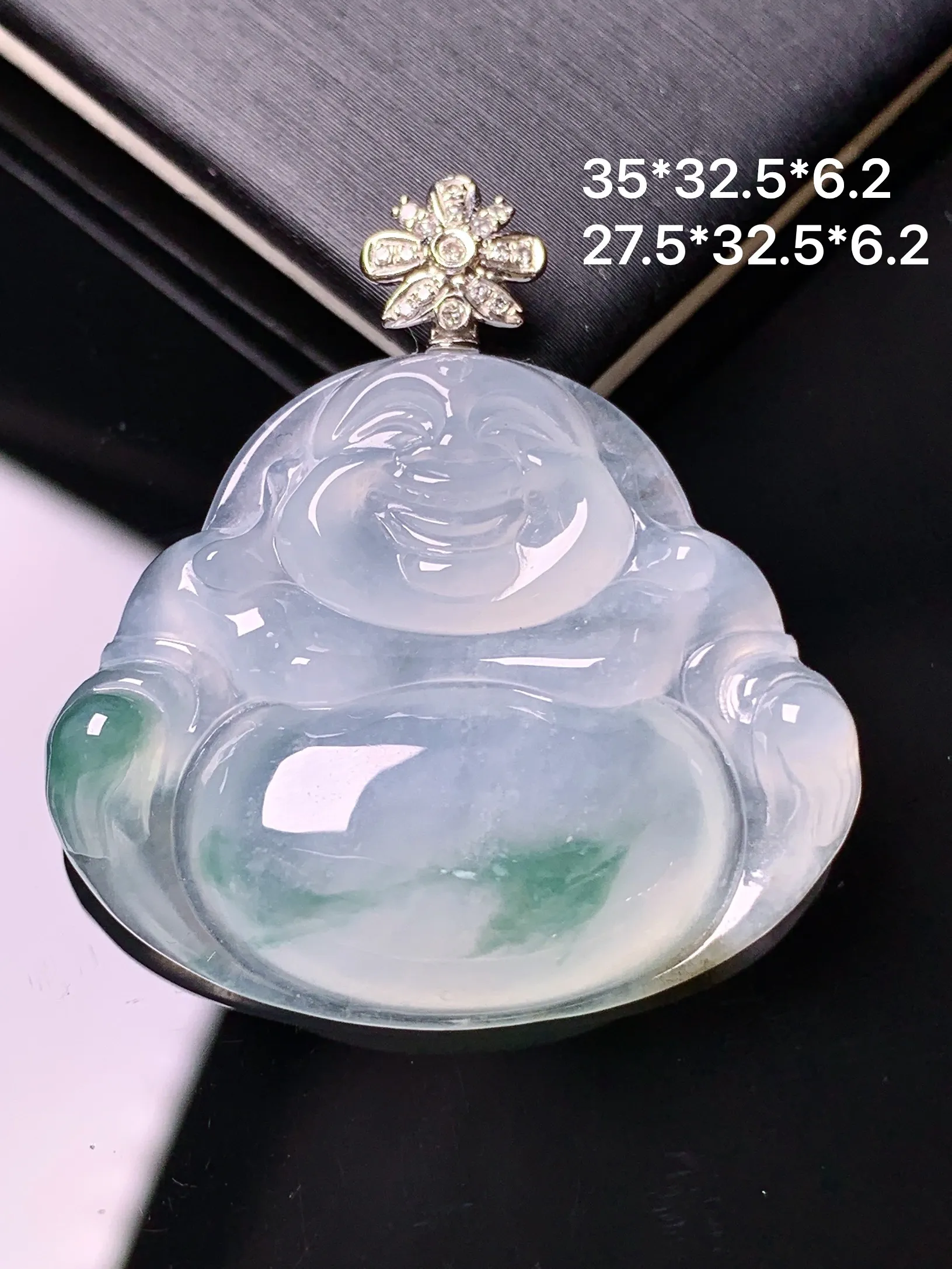 18k金钻镶嵌冰种飘绿佛公吊坠 玉质细腻 色泽清新艳丽 整体尺寸35*32.5*6.2