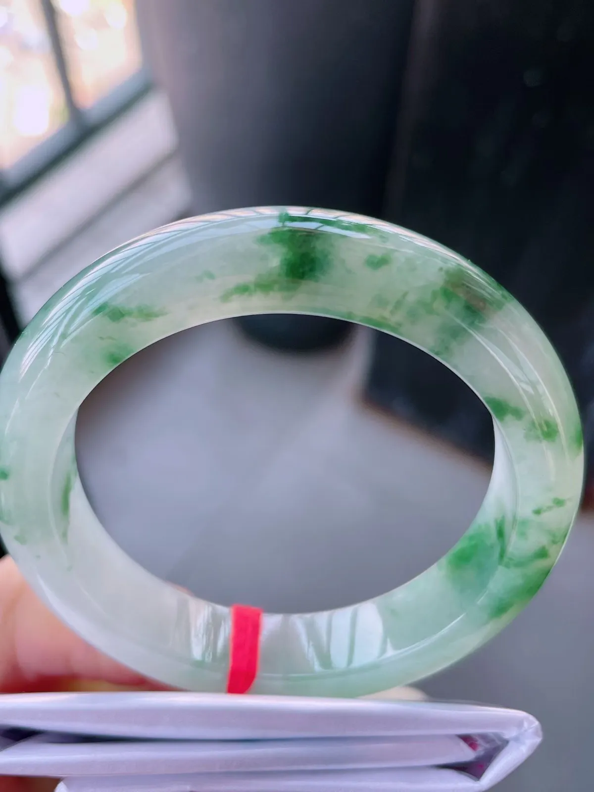 【翡翠名称】老种冰飘花55正圈口翡翠手镯
【翡翠尺寸】55-12.3-9.5mm适合54-56正圈口佩戴
【翡翠描述】缅甸天然翡翠A货，种老水足，玉质细腻，色泽靓丽，性价比高，佩戴效果好！