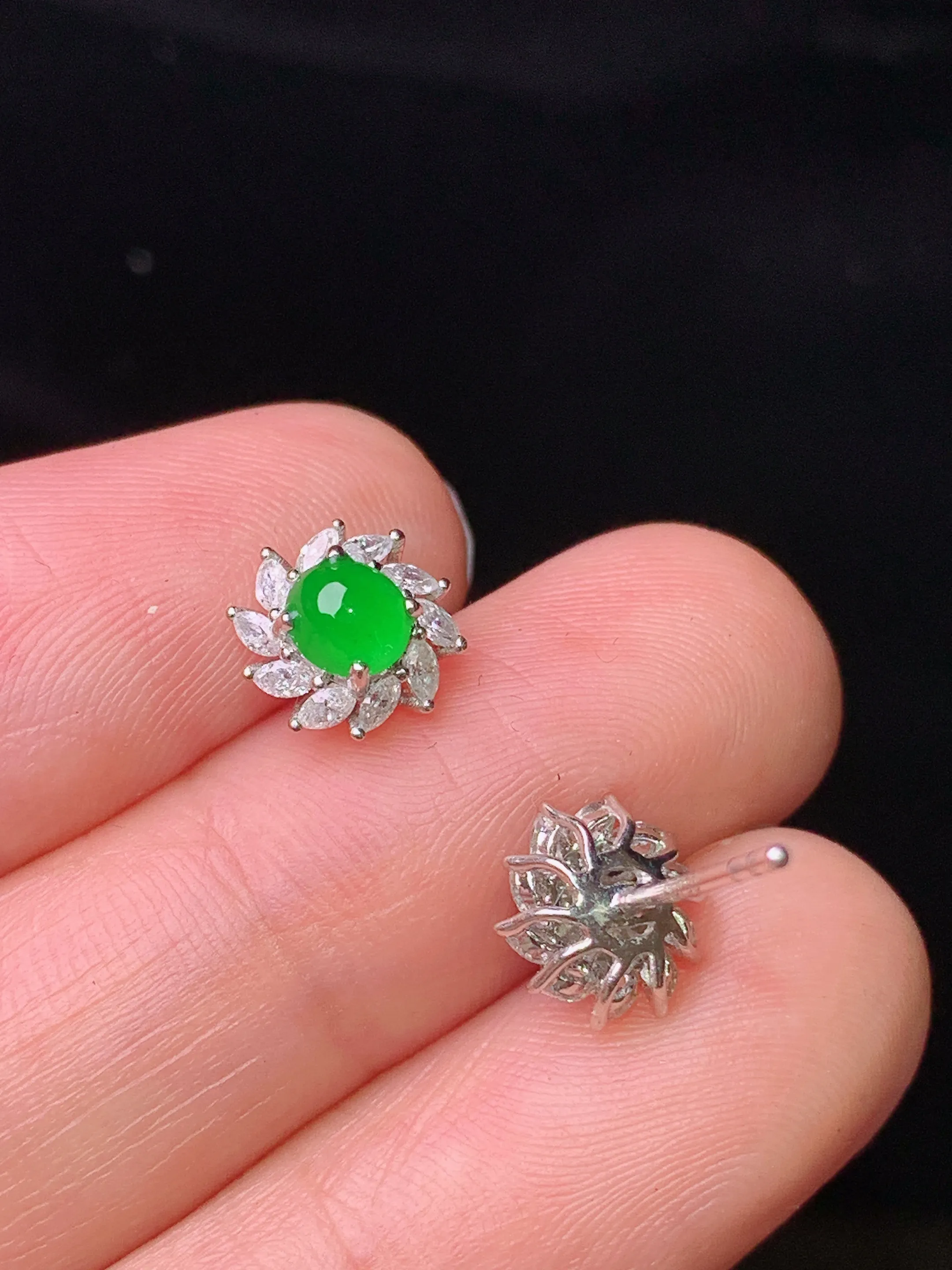 18k金钻镶嵌满绿蛋面耳钉 玉质细腻 色泽清新艳丽 整体尺寸8*5.6