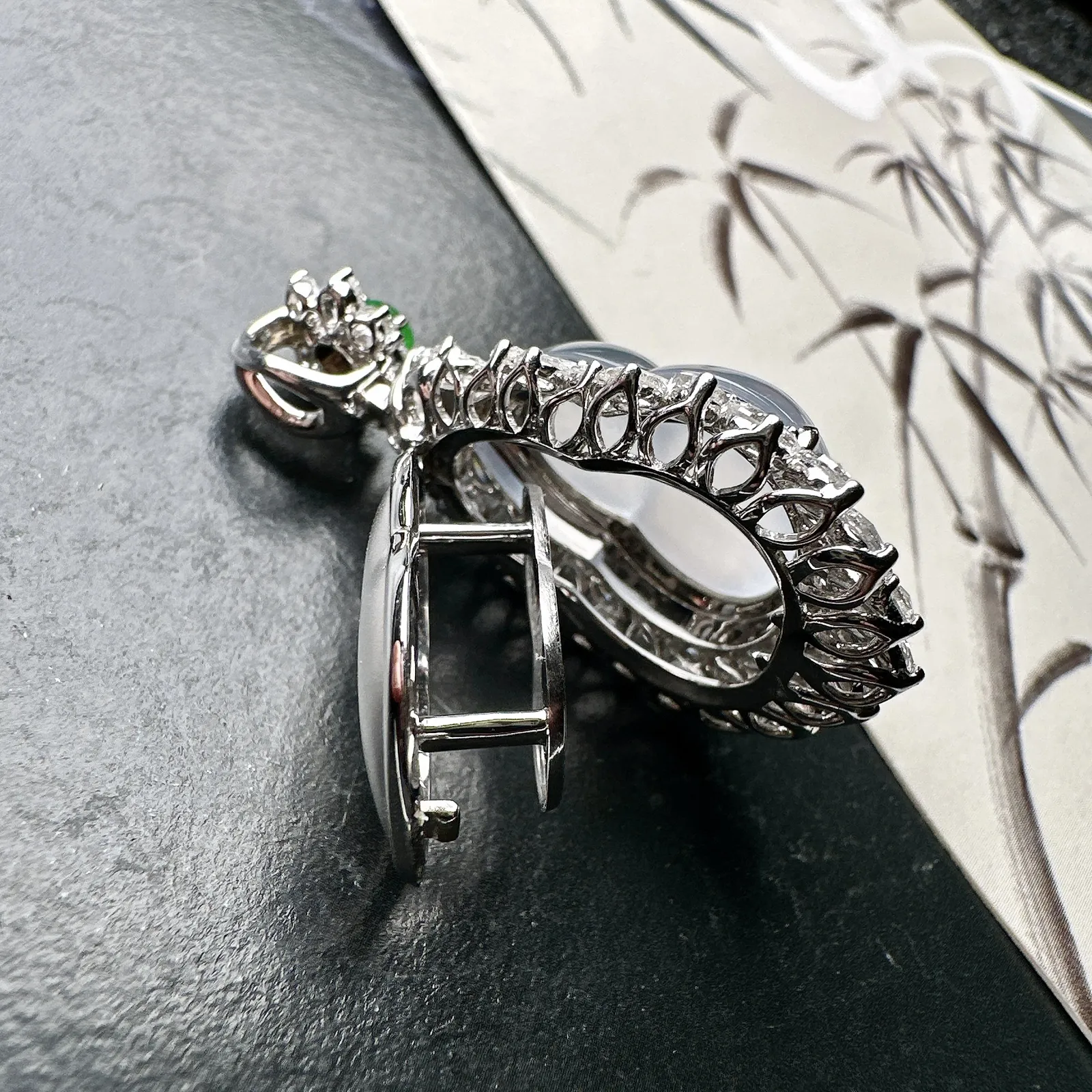 【冰种葫芦吊坠】质地细腻清爽，荧光感强烈，起刚光强烈，18K金钻镶嵌，裸石尺寸19.8*15.3*6.1毫米