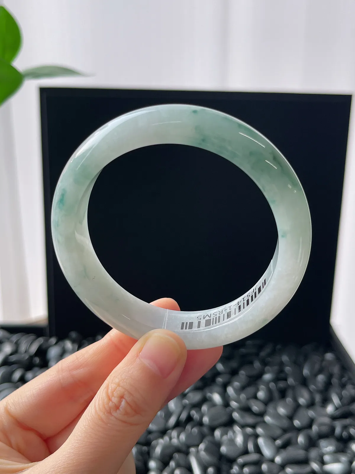 正圈55.7圈口，翡翠冰糯种飘绿手镯