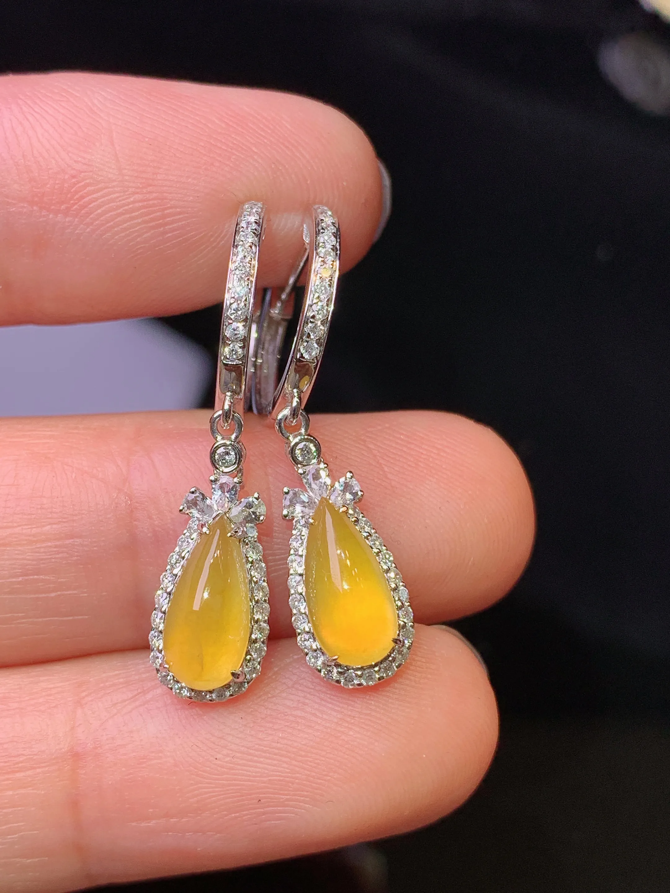 18k金钻镶嵌黄翡水滴耳坠 玉质细腻 色泽清新艳丽 整体尺寸28.8*6.6*5