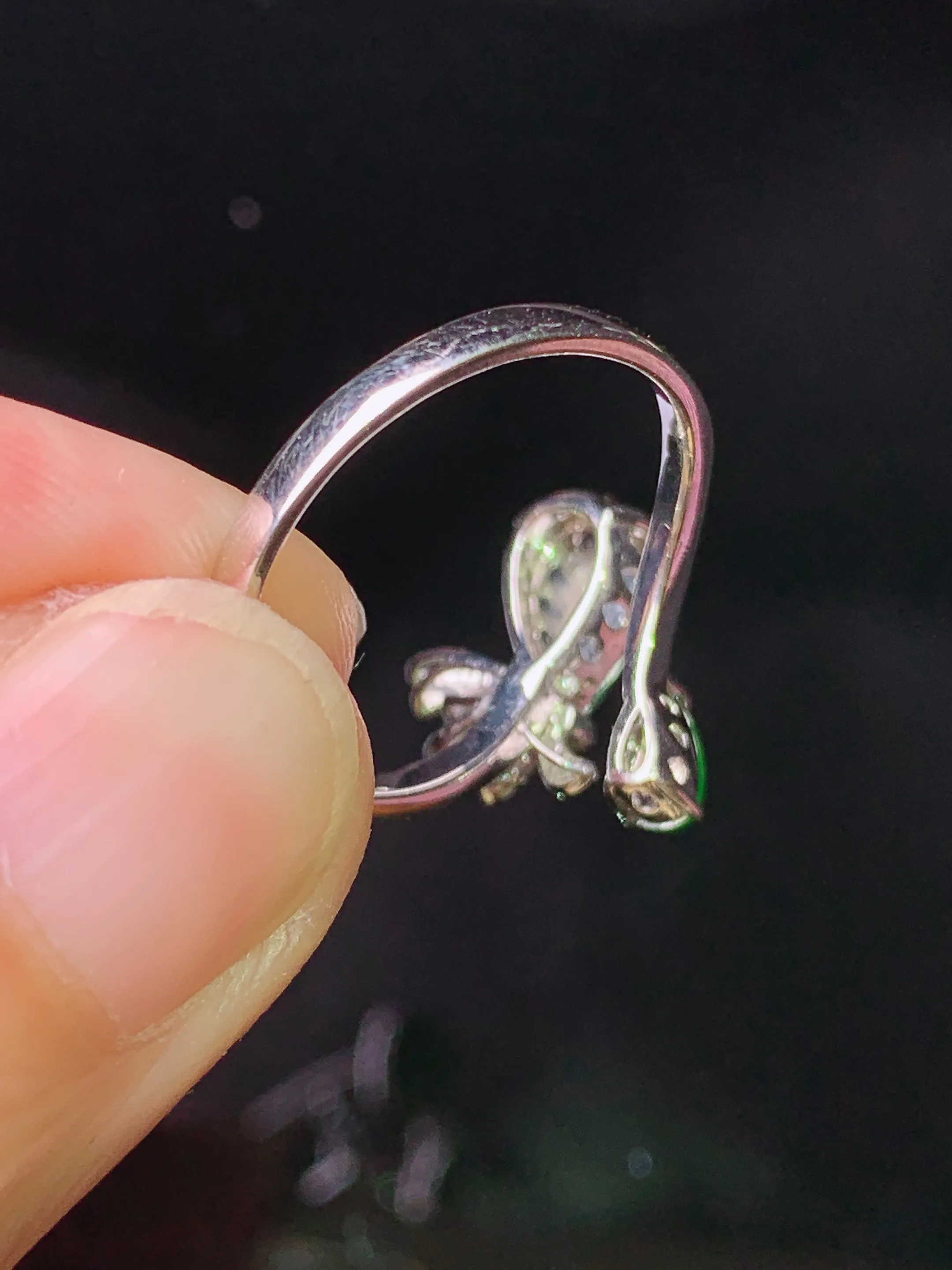 18k金钻镶嵌翠绿水滴戒指 玉质细腻 色泽清新艳丽 圈口14 裸石尺寸8*5.6*2