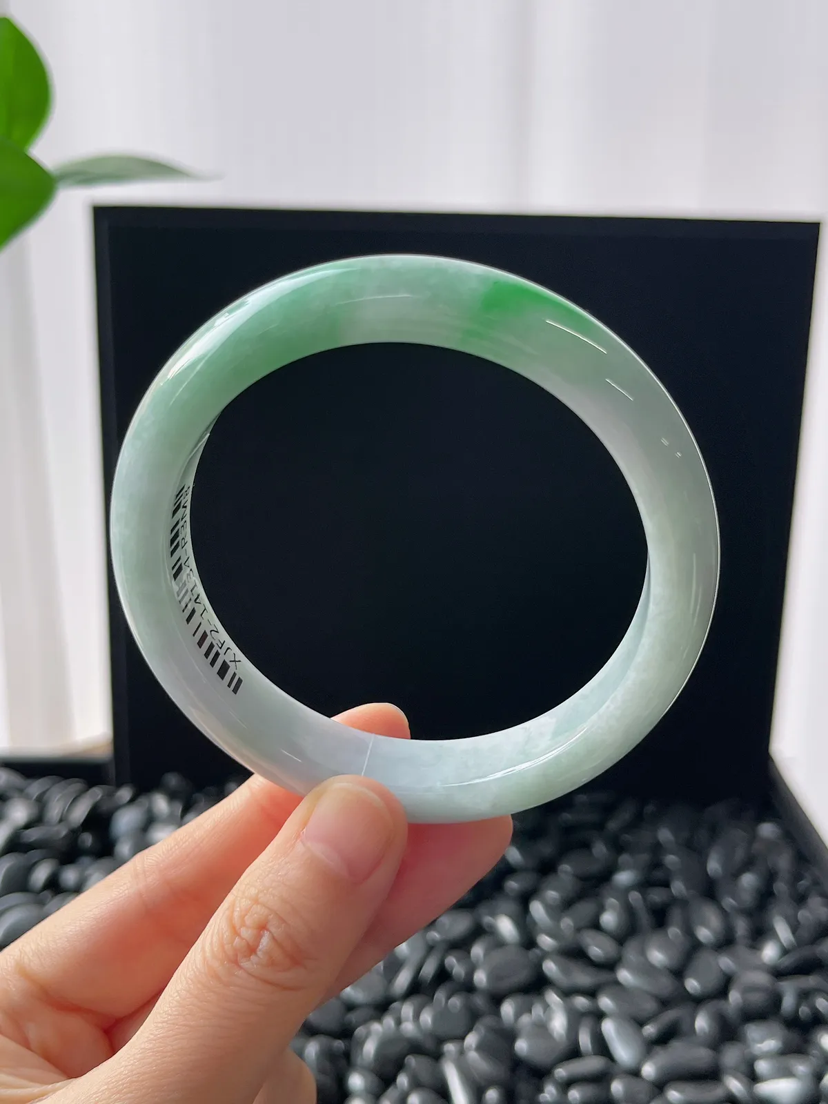 正圈59.7圈口，翡翠糯化种飘绿手镯