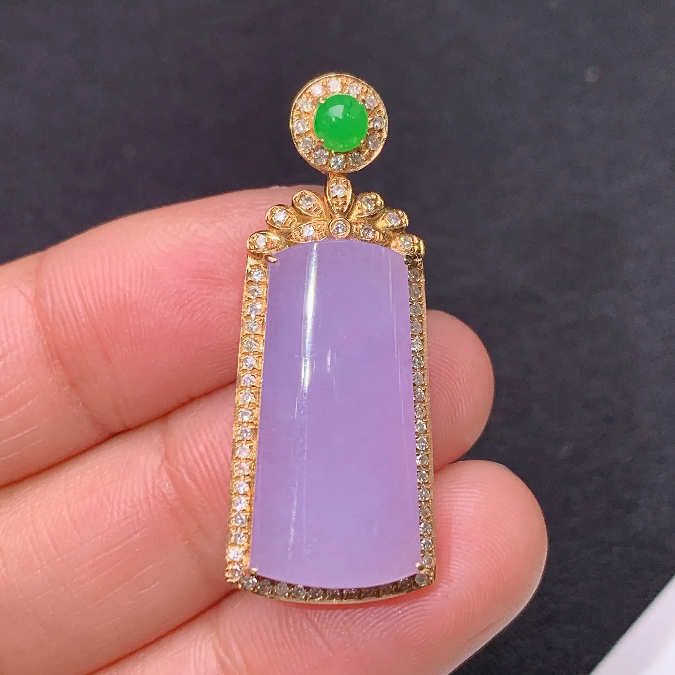 冰紫罗兰无事牌吊坠，18k金镶嵌，温润细腻，颜色鲜艳 整体尺寸35.3*14.1*7