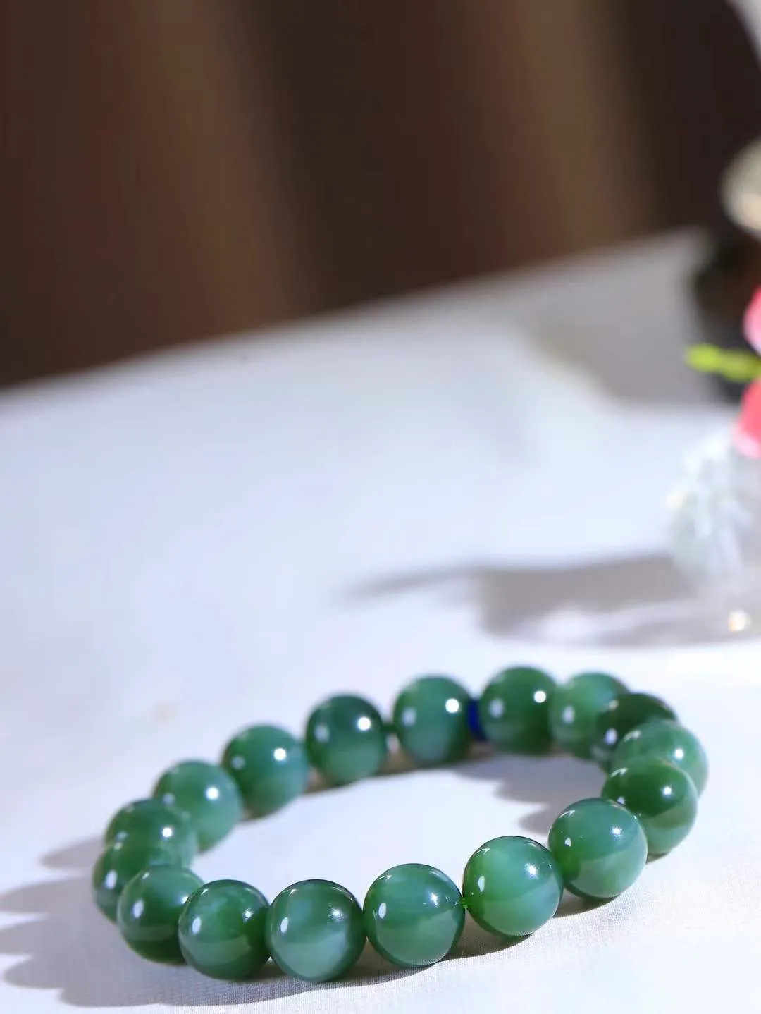 （猫眼手串）

精品和田玉碧玉猫眼圆珠手串 质地温润灵动 猫眼儿般的光中，有波光潋滟，也有梦幻清韵