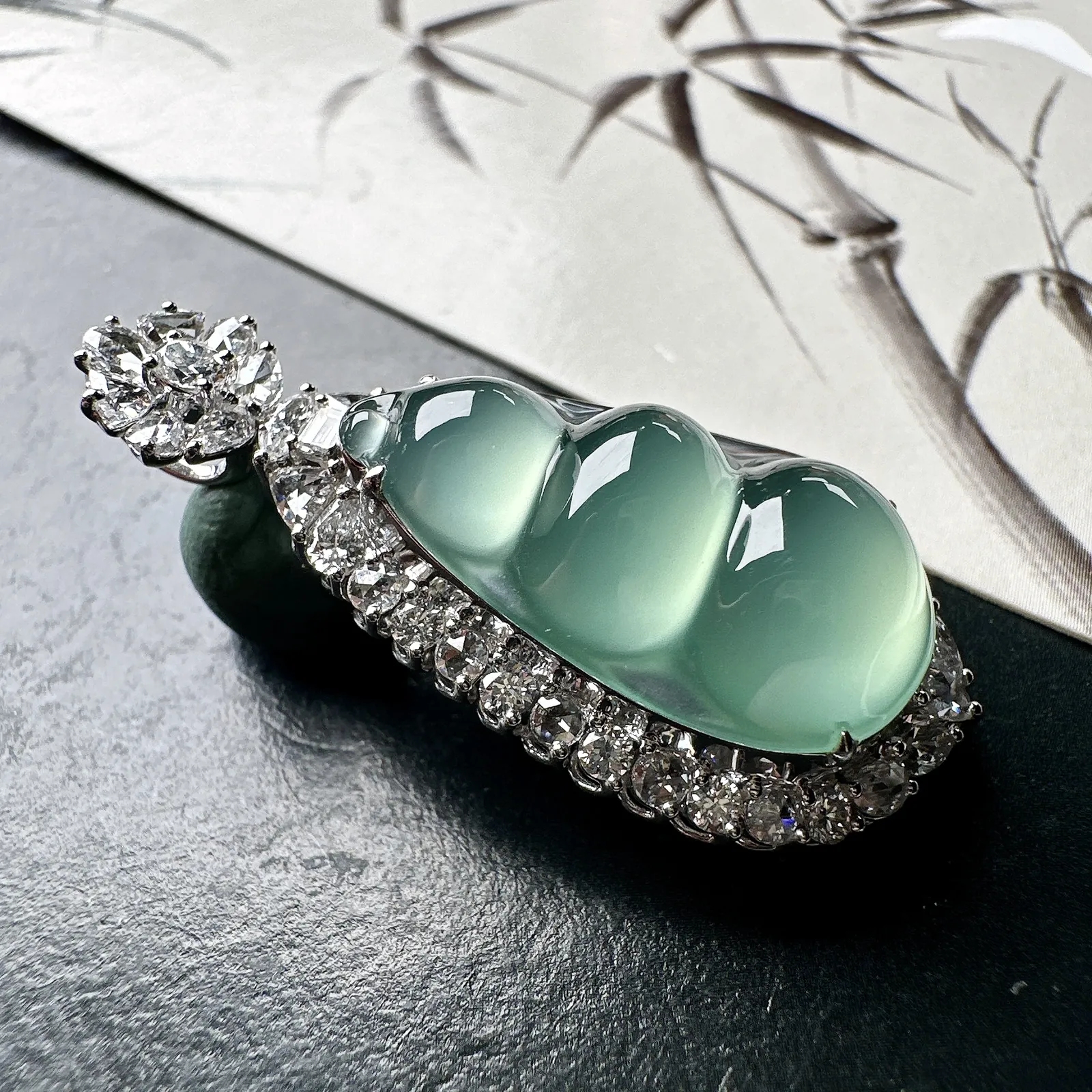 【玻璃种晴蓝福豆吊坠】起钢光，种地上乘，冰感十足，通透起光，饱满圆润，收藏品质，18k金钻镶嵌，裸石尺寸23.9*13.9*6.2毫米