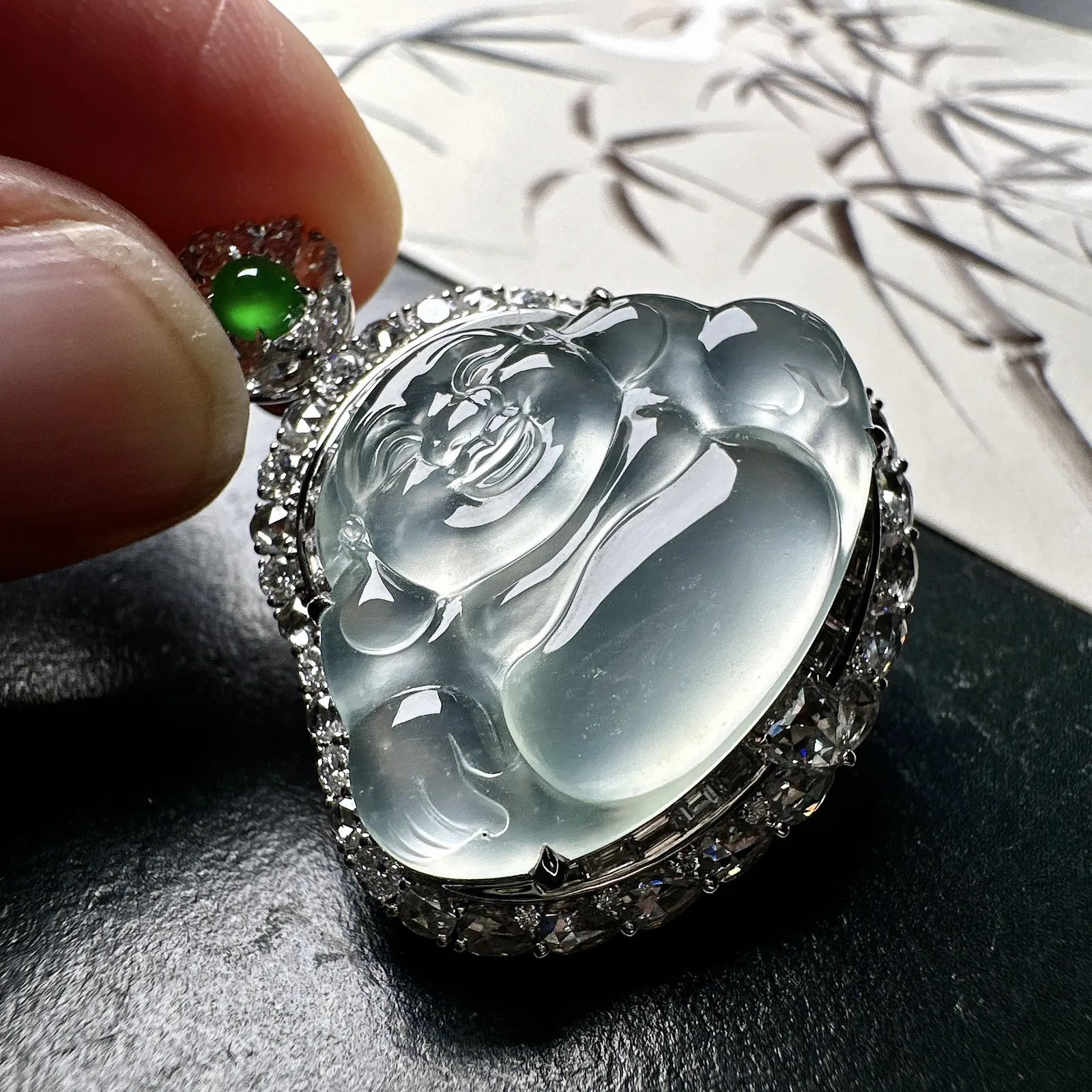 【玻璃种佛公吊坠】种水上乘，晶莹剔透，纯净通透，莹光感很强，18k金钻镶嵌，裸石尺寸20*27.4*