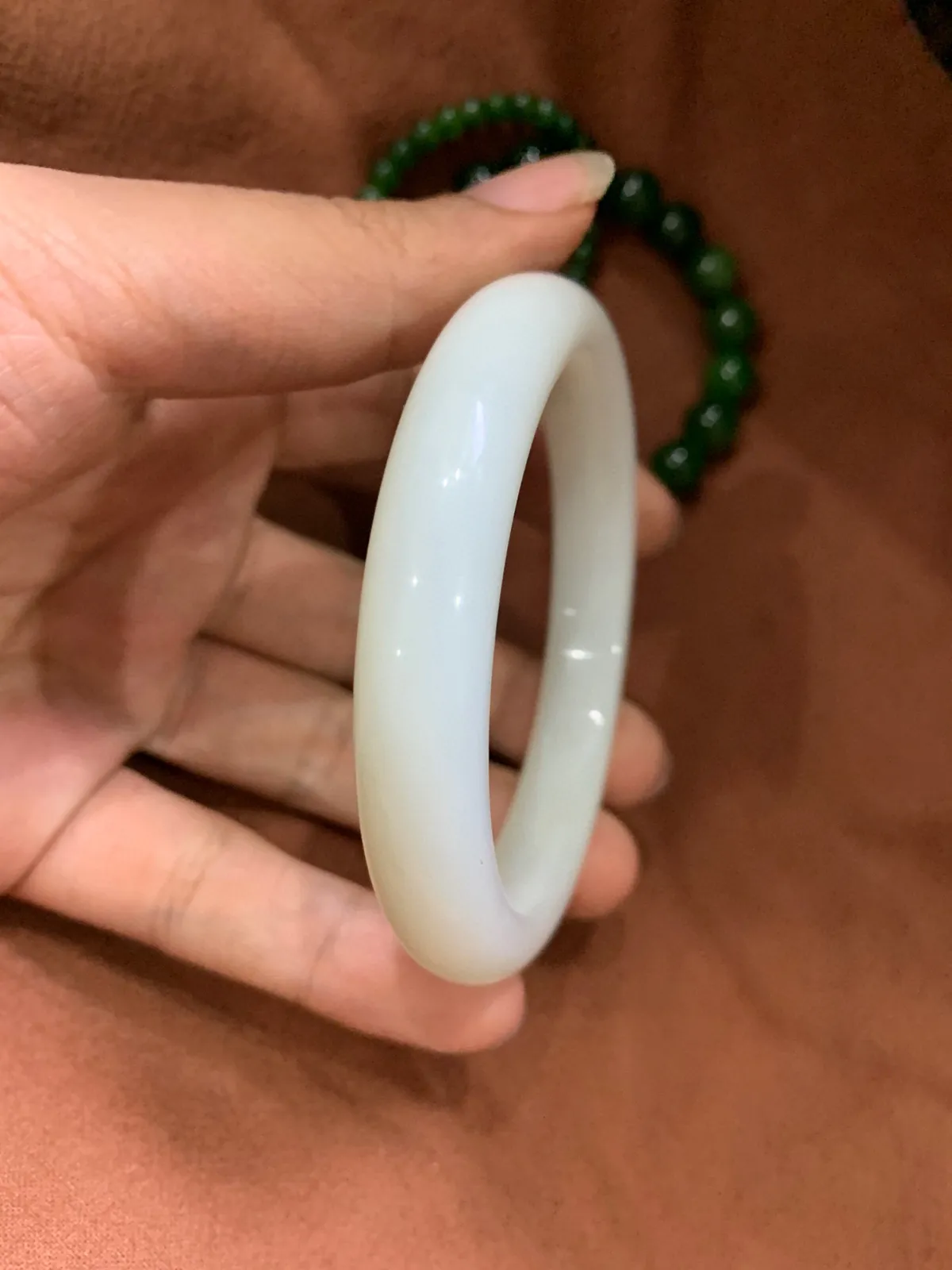 和田玉55圈口白玉暖白色手镯。脂粉好油性足。手推出油。玉质细腻油润 无裂无杂