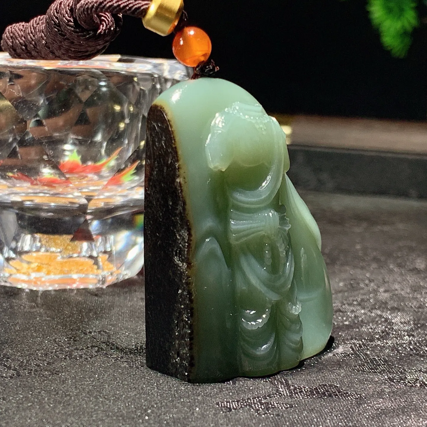 和田玉粉青黑皮碧玉籽料敦煌残影挂件。尺寸48/40/20重66克。玉质细腻油润。手推出油。佩戴高端典