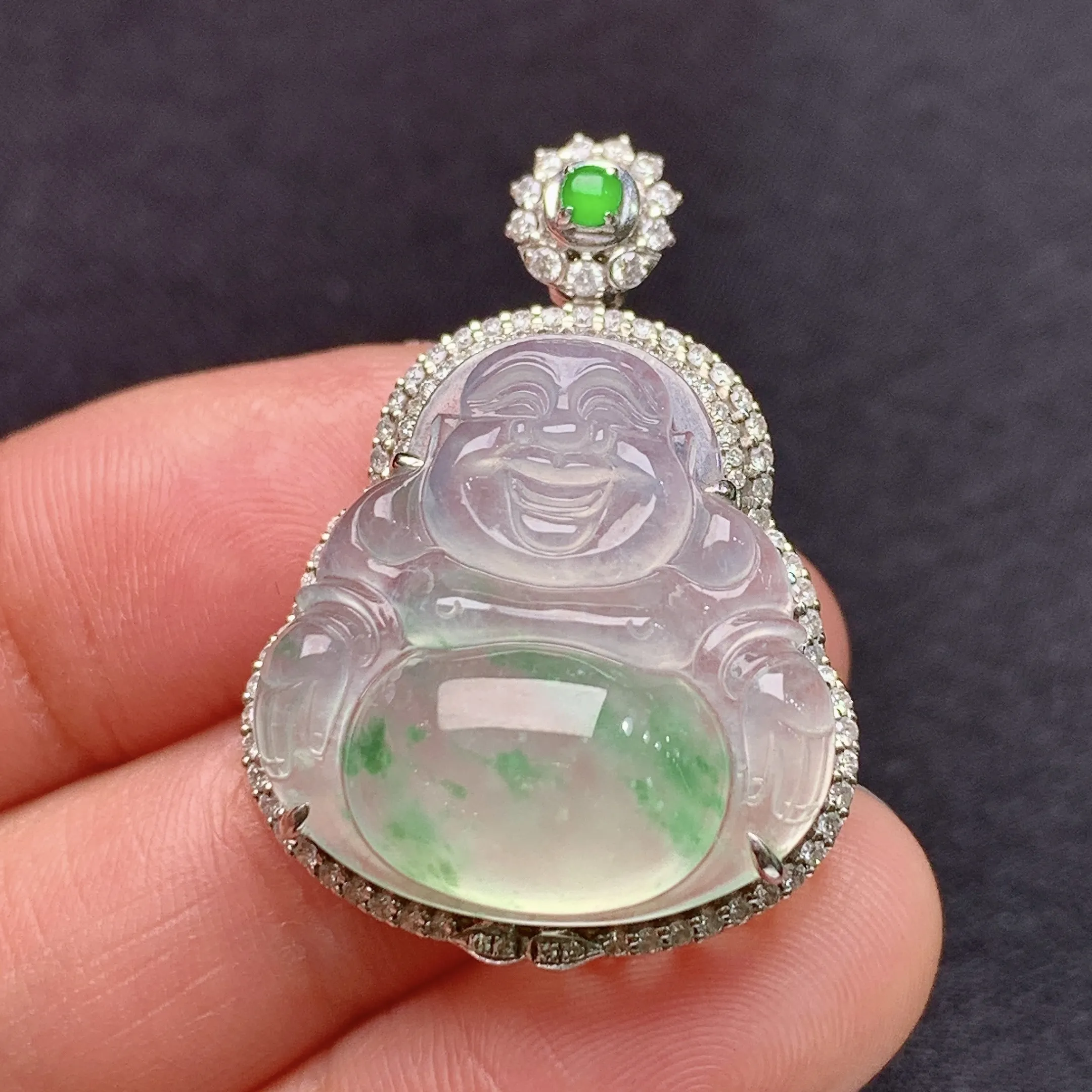冰飘绿笑佛吊坠，18k金镶嵌，冰润色阳，品相好，种水足，整体尺寸31.1*22.4*11.6