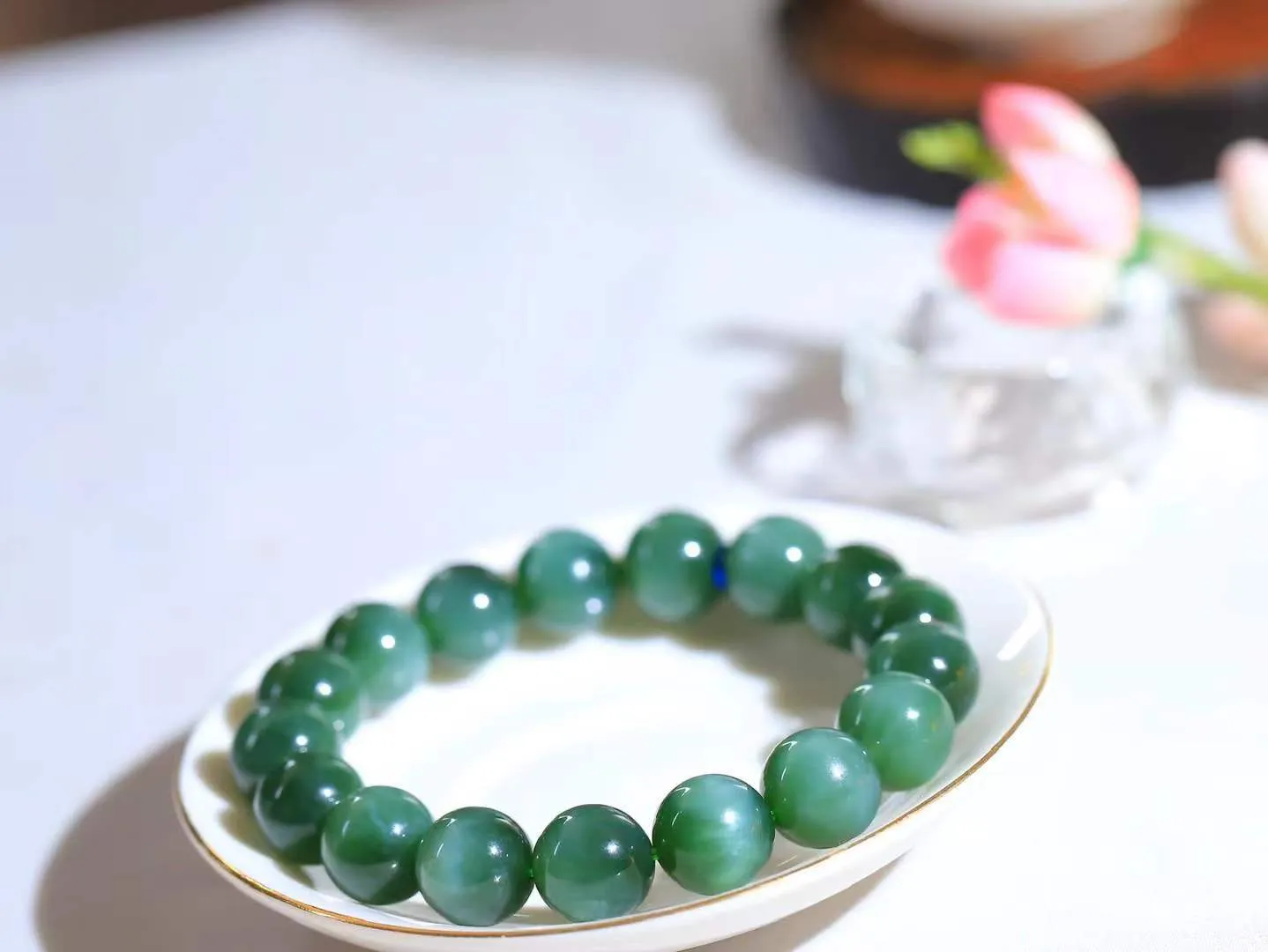 【珠圆玉润.手串】

精品和田玉碧玉猫眼珠圆玉润手串 玉质温润细腻  整串打磨圆润，佩戴舒适。珠珠落