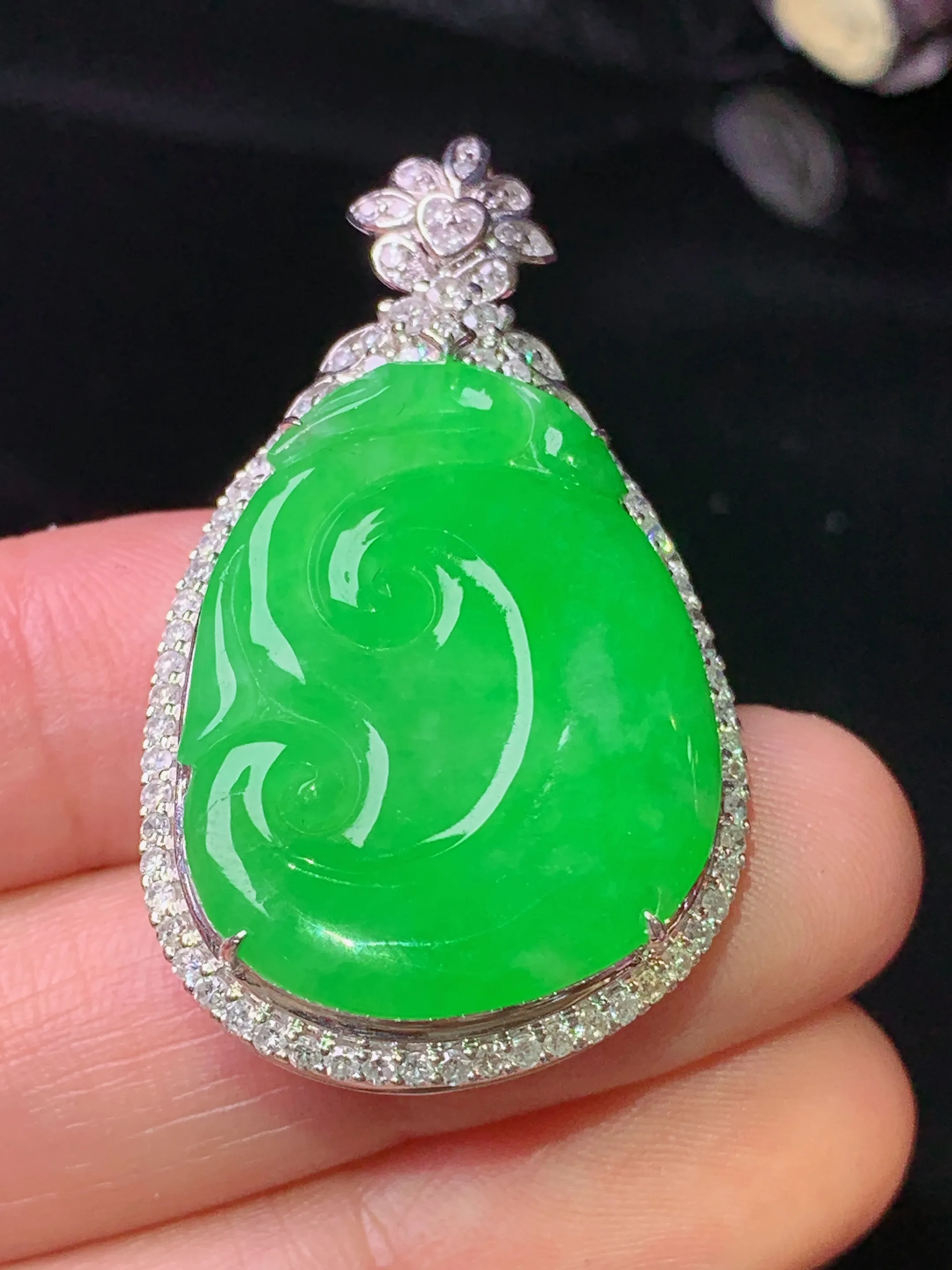 18k金钻镶嵌翠绿如意吊坠 玉质细腻 色泽清新艳丽 整体尺寸40*23.5*9.5