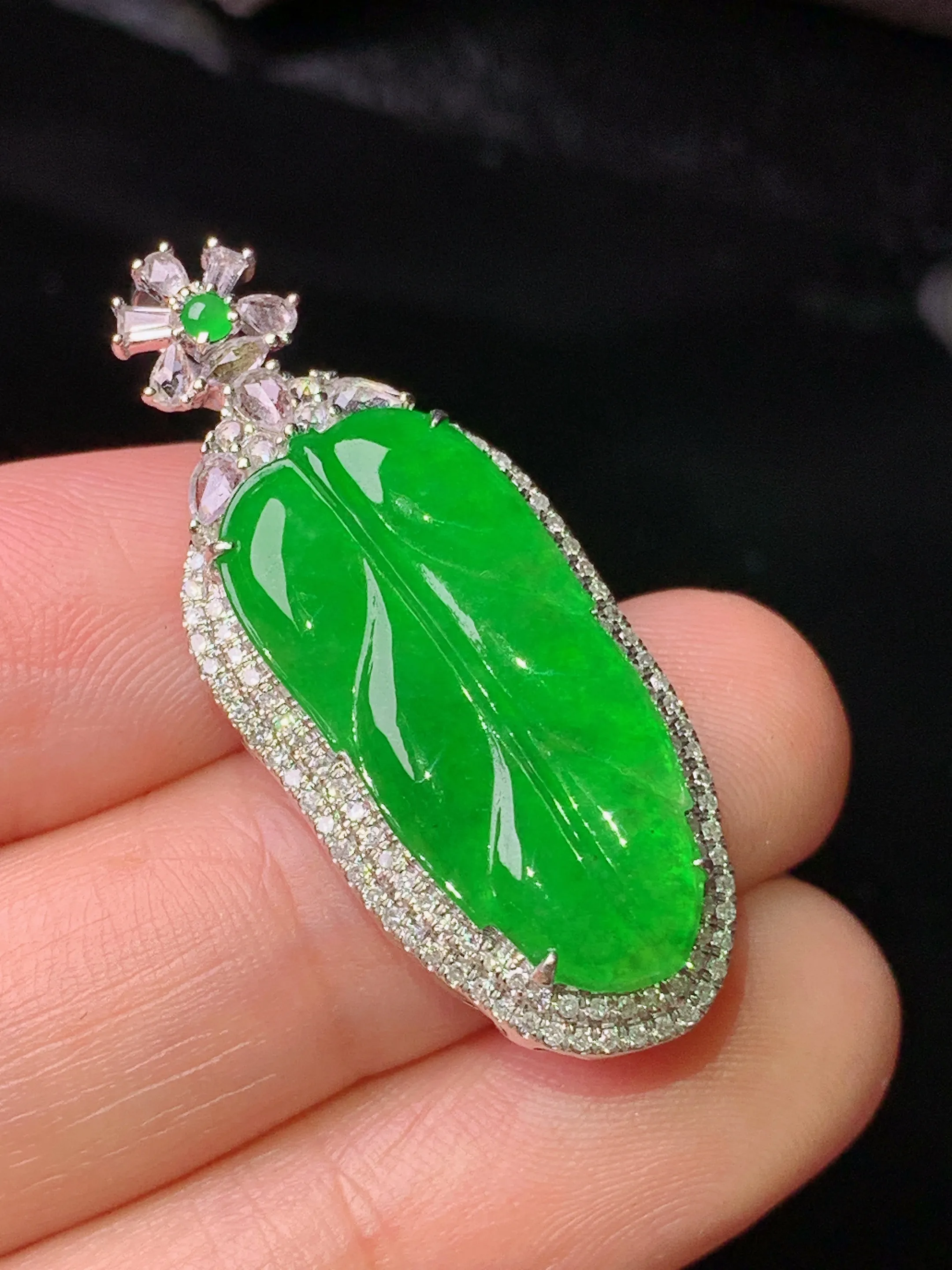 18k金钻镶嵌满绿树叶吊坠 玉质细腻 色泽清新艳丽 整体尺寸35.3*15*6.8