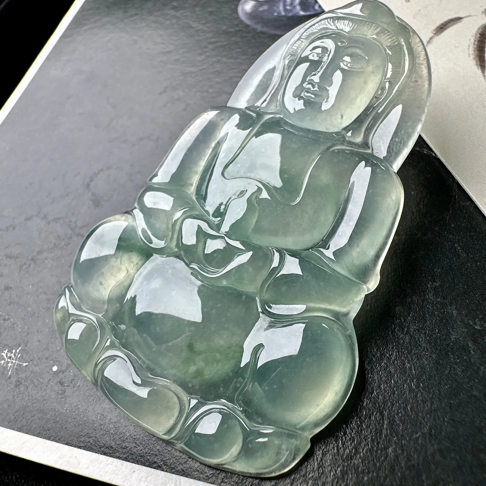 【冰种飘花正装观音】质地细腻，通透度上佳，冰感十足，适合佩戴