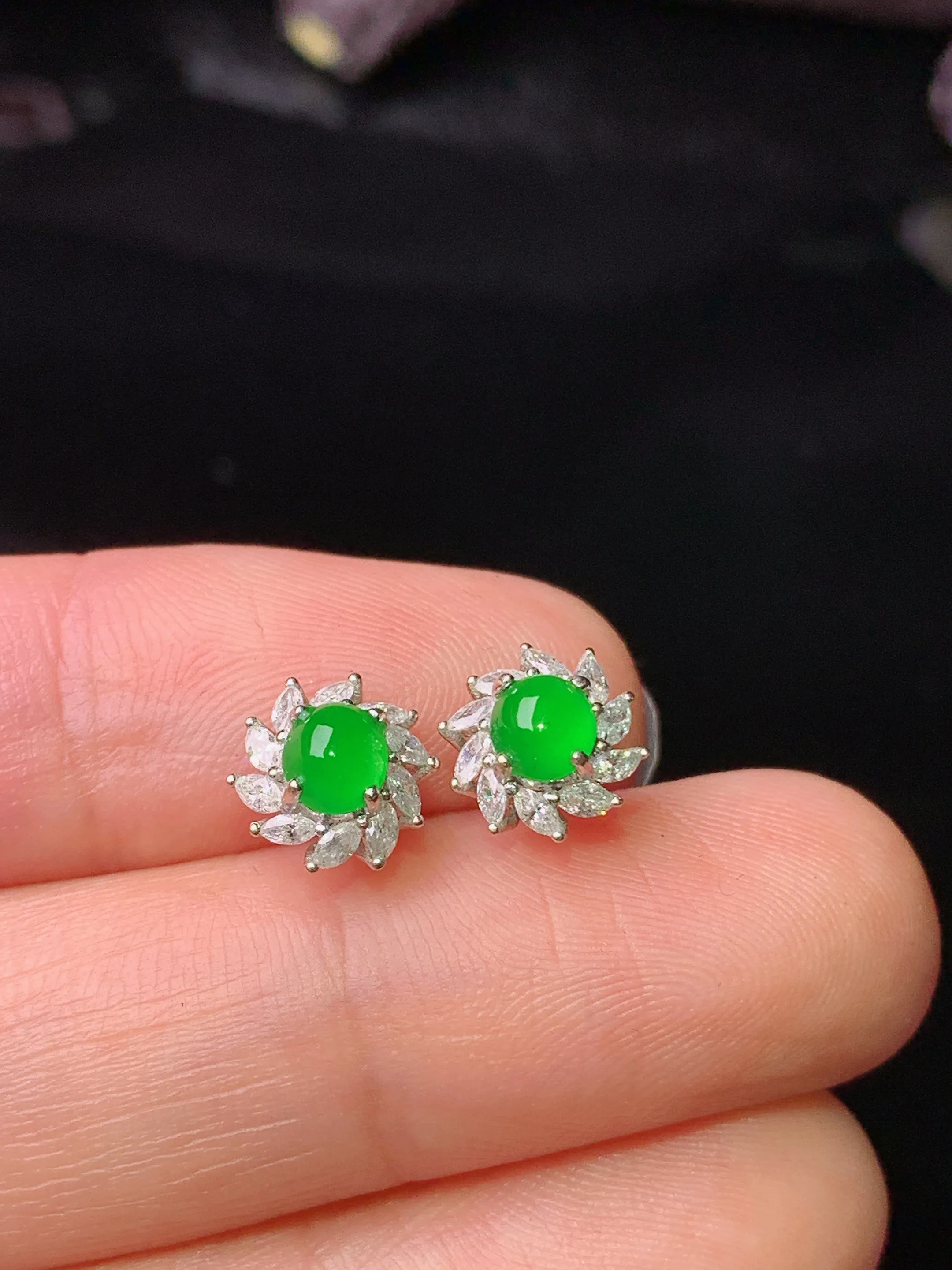 18k金钻镶嵌满绿蛋面耳钉 玉质细腻 色泽清新艳丽 整体尺寸8*5.6
