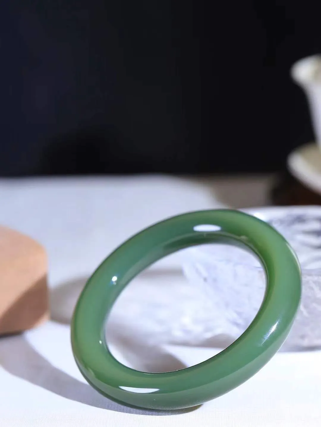 【温润如心.镯】

收藏级️和田玉碧玉圆条手镯，精选上等碧玉料，色泽清透，质地细腻。佩戴它，感受千