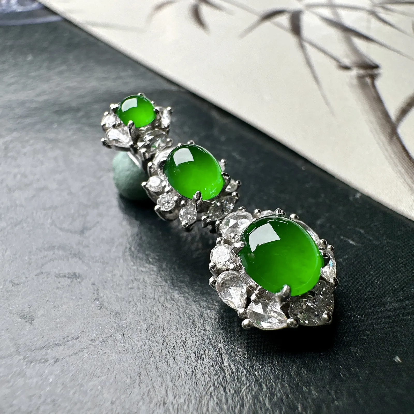 【冰绿蛋吊坠】三颗同料镶嵌款吊坠，质地细腻，种水上乘，通透闪亮，晶莹剔透。阳绿色泽，18K金钻精美镶