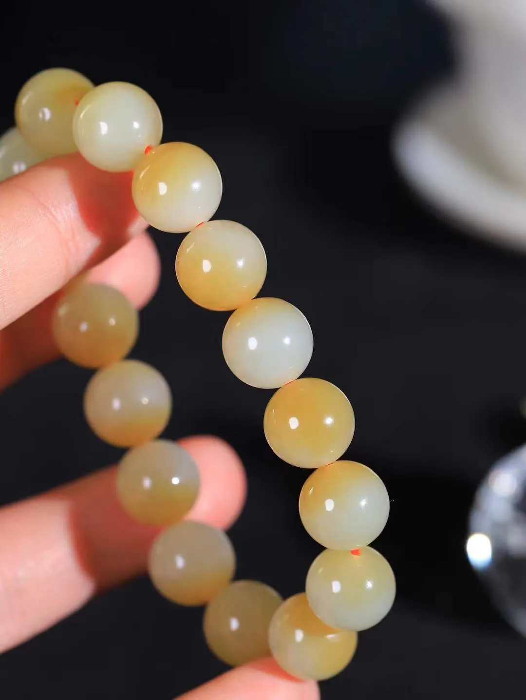 【珠圆玉润.手串】

精品和田玉糖白玉珠圆玉润手串 玉质温润细腻  整串打磨圆润，佩戴舒适。珠珠落玉盘，间关莺语花底滑，一生美好时光，无论身在何处，都有它相伴相守。事事顺遂，幸福美满，吉祥如意。重42.6克 尺寸取一12mm FDT-161103013