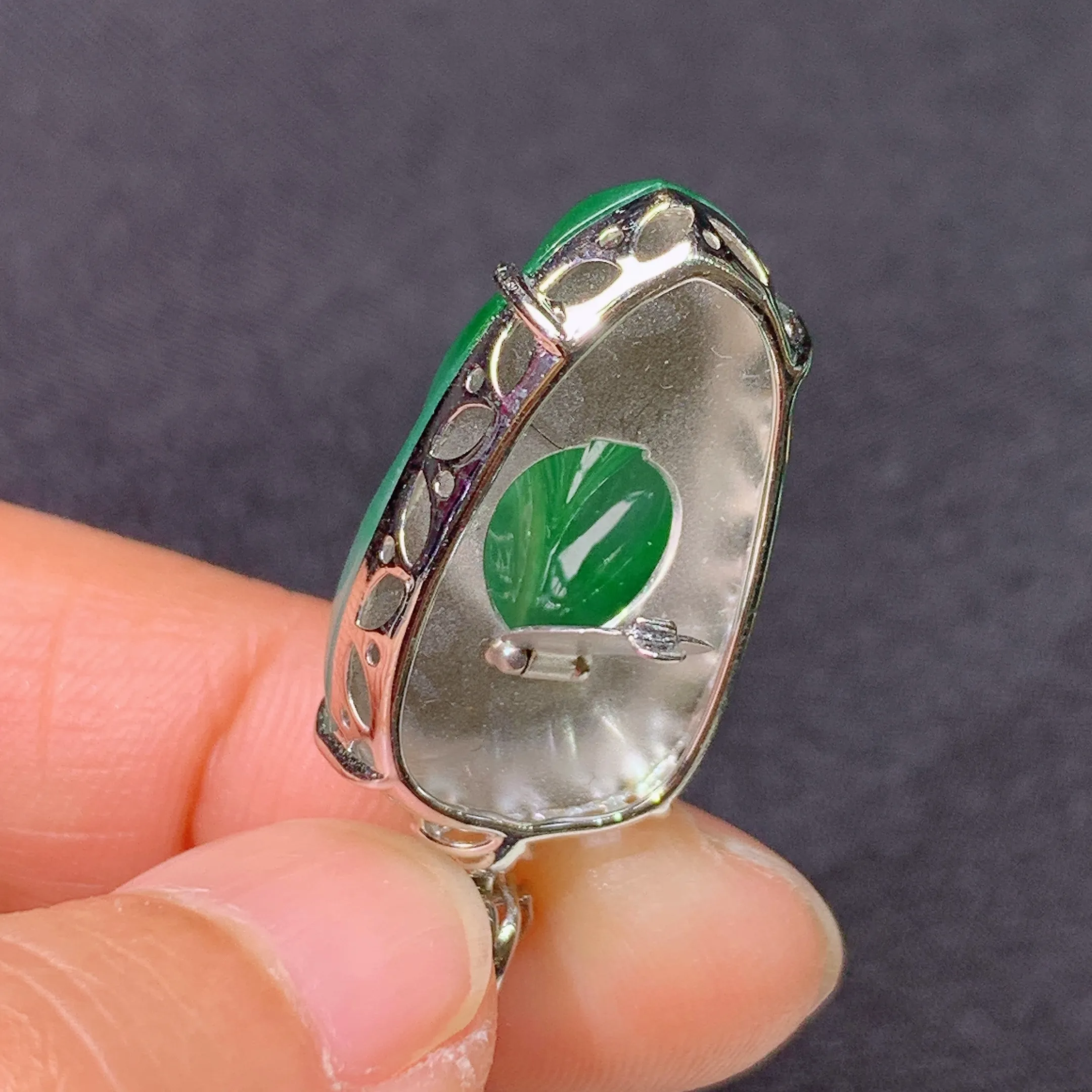 冰阳绿树叶吊坠，18k金镶嵌，冰润色阳，玉质细腻，种水足，整体尺寸30.6*13.7*6.9