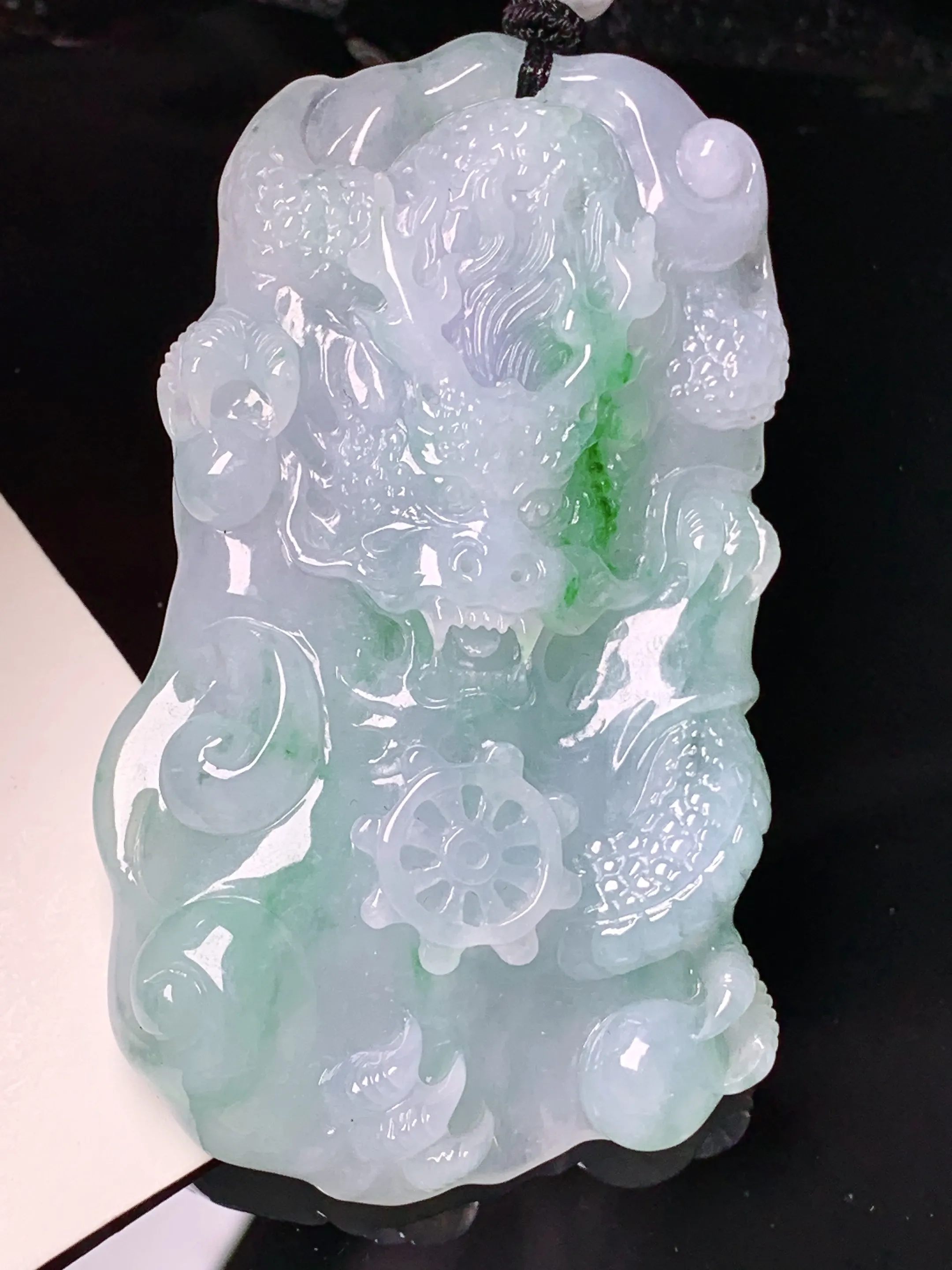 飘绿龙牌吊坠 玉质细腻 色泽艳丽清新 整体尺寸72.7*41*11.8