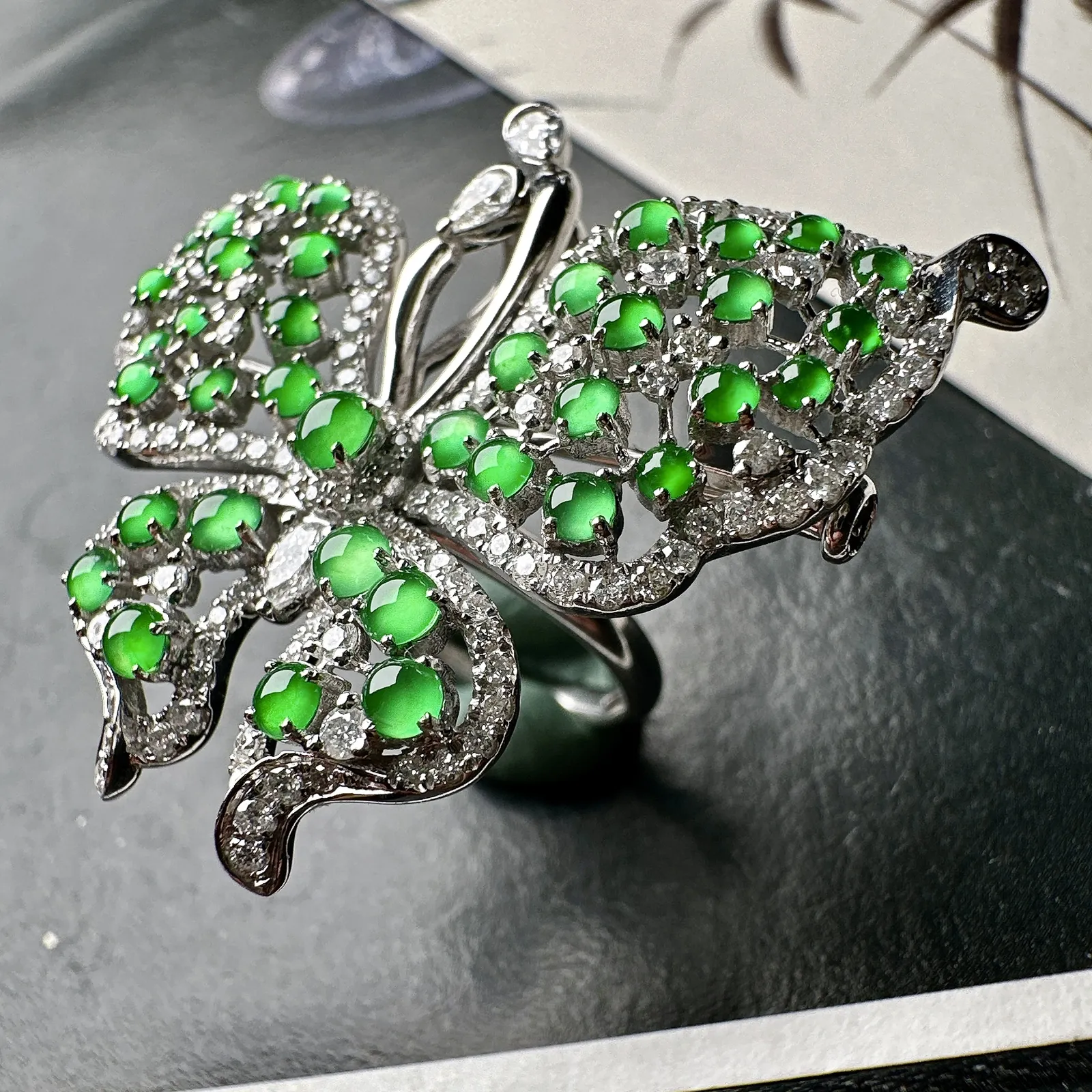 【冰种满绿蛋面镶嵌蝴蝶】镶嵌吊坠、胸针、戒指多用款，款式新颖，种水色俱全，冰透闪亮，通透感饱满度很好，18k金钻镶嵌，裸石尺寸3.1*2.8*2.6毫米