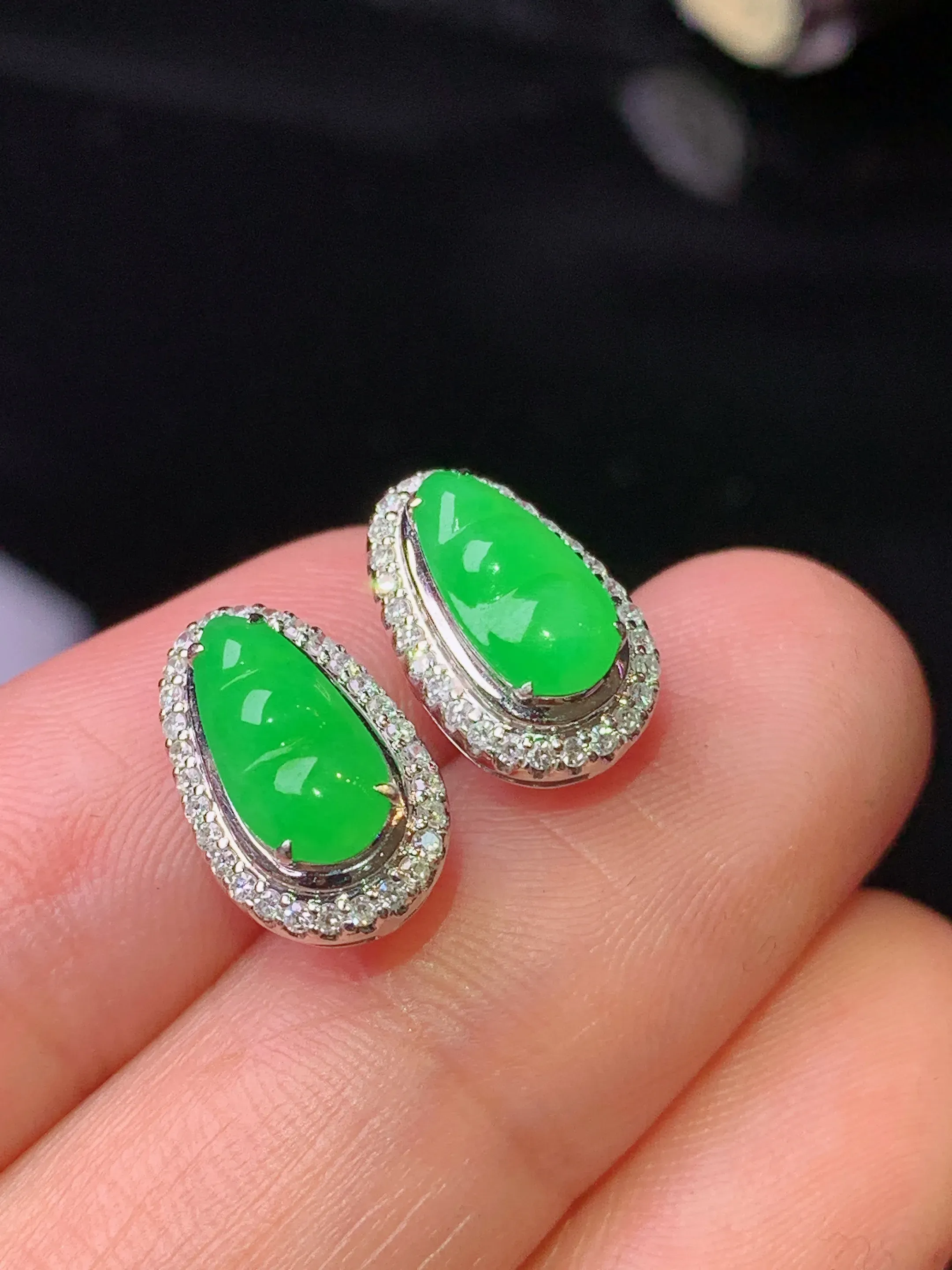 18k金钻镶嵌翠绿四季豆耳钉 玉质细腻 色泽清新艳丽 整体尺寸12.8*8*6