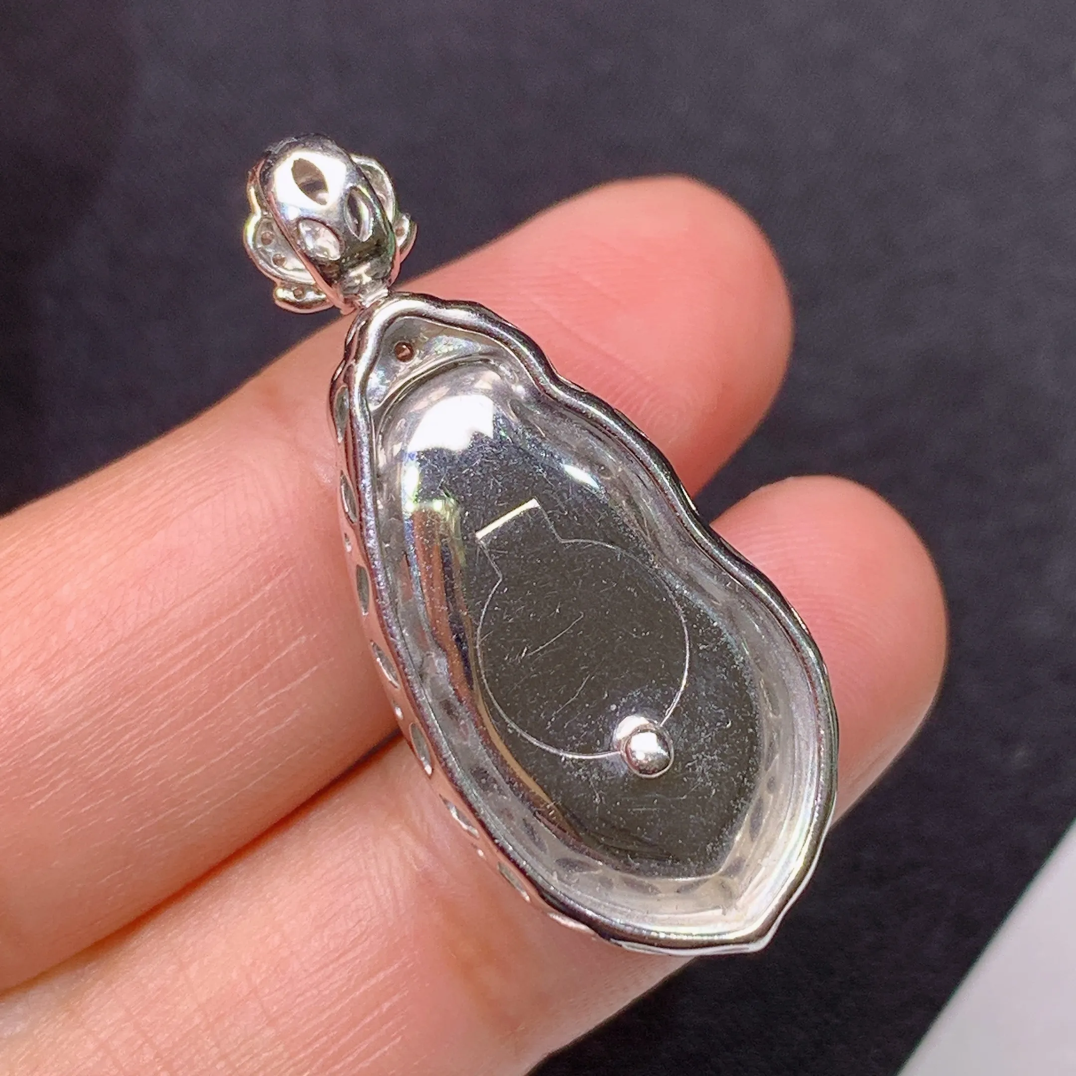 冰阳绿葫芦吊坠，18k金镶嵌，冰润色阳，玉质细腻，种水足，整体尺寸33.9*14.4*7.1