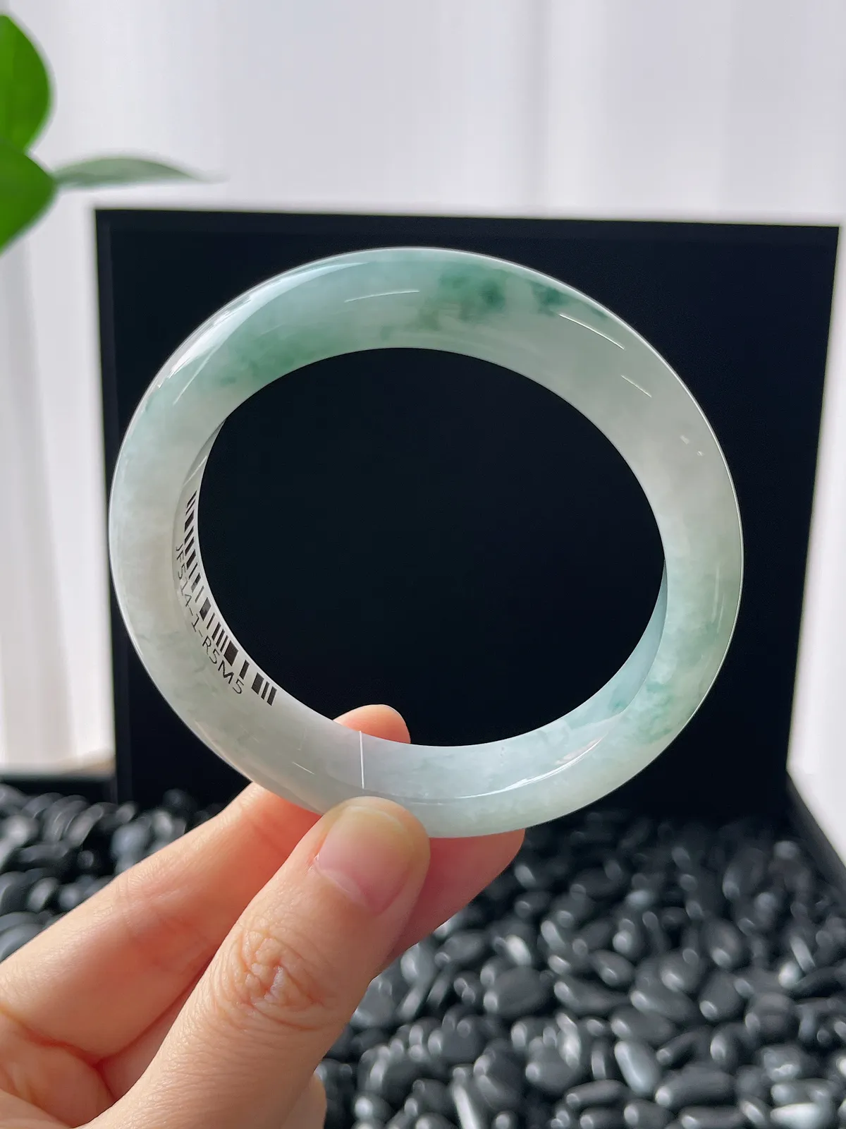 正圈55.7圈口，翡翠冰糯种飘绿手镯