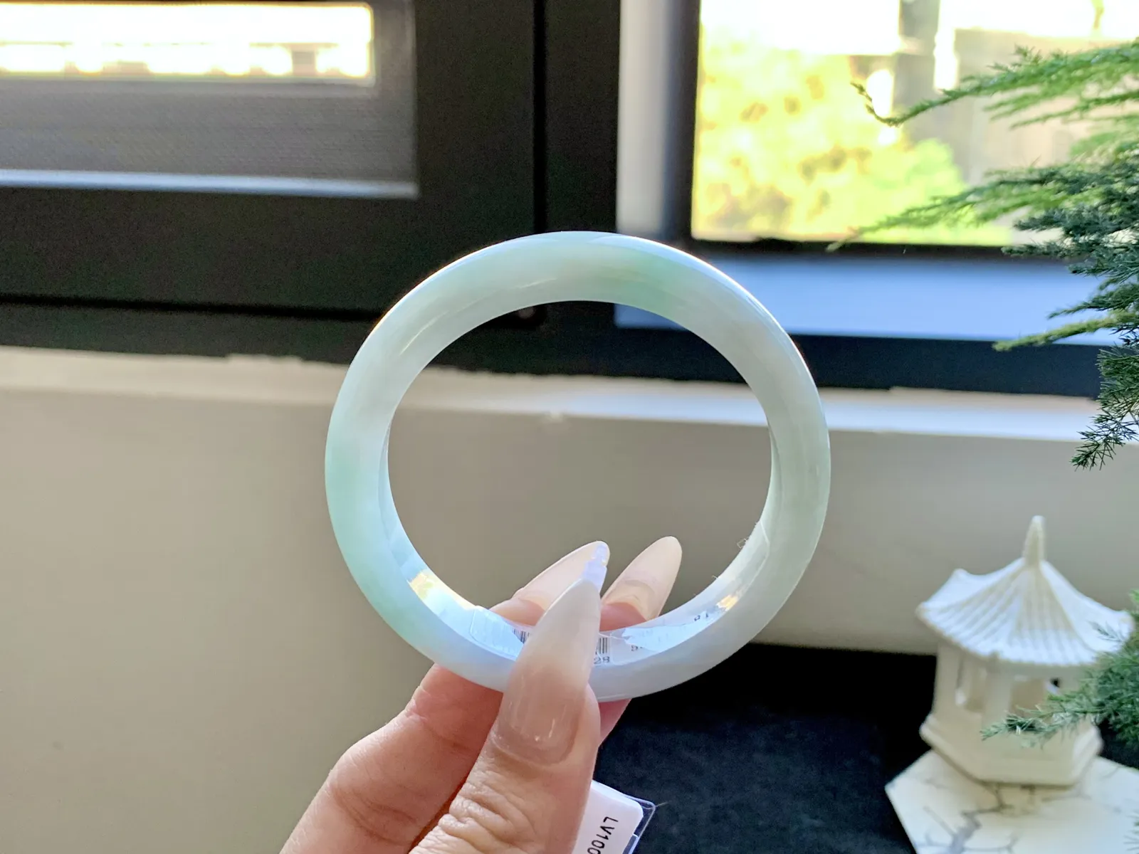 ⭕️55-11.5-8
晴底如澄澈晴空般晴底如澄澈晴空般清新，淡绿色似新叶初萌，悠悠飘于镯间，腕上萦绕诗意清韵