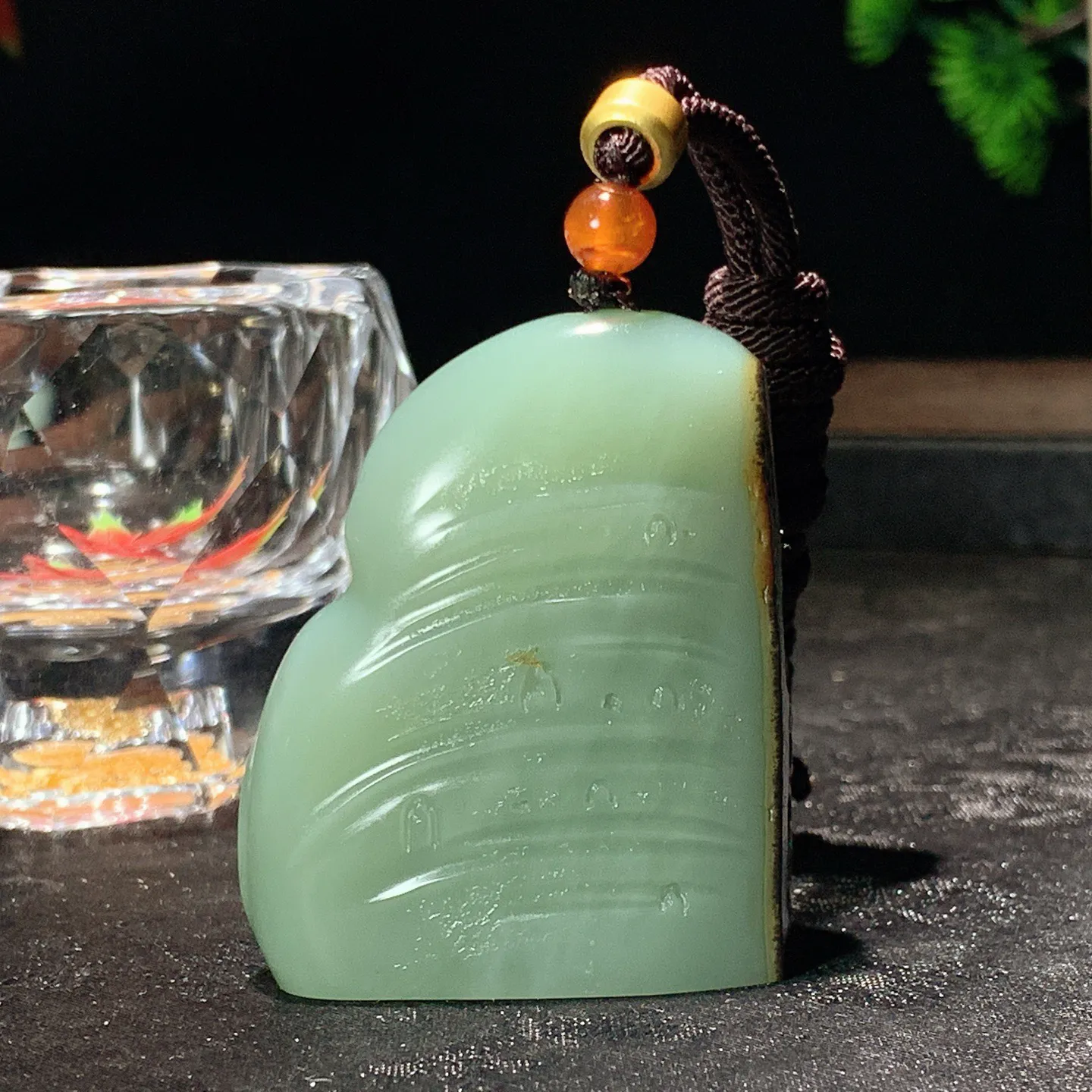 和田玉粉青黑皮碧玉籽料敦煌残影挂件。尺寸48/40/20重66克。玉质细腻油润。手推出油。佩戴高端典雅。lt251128