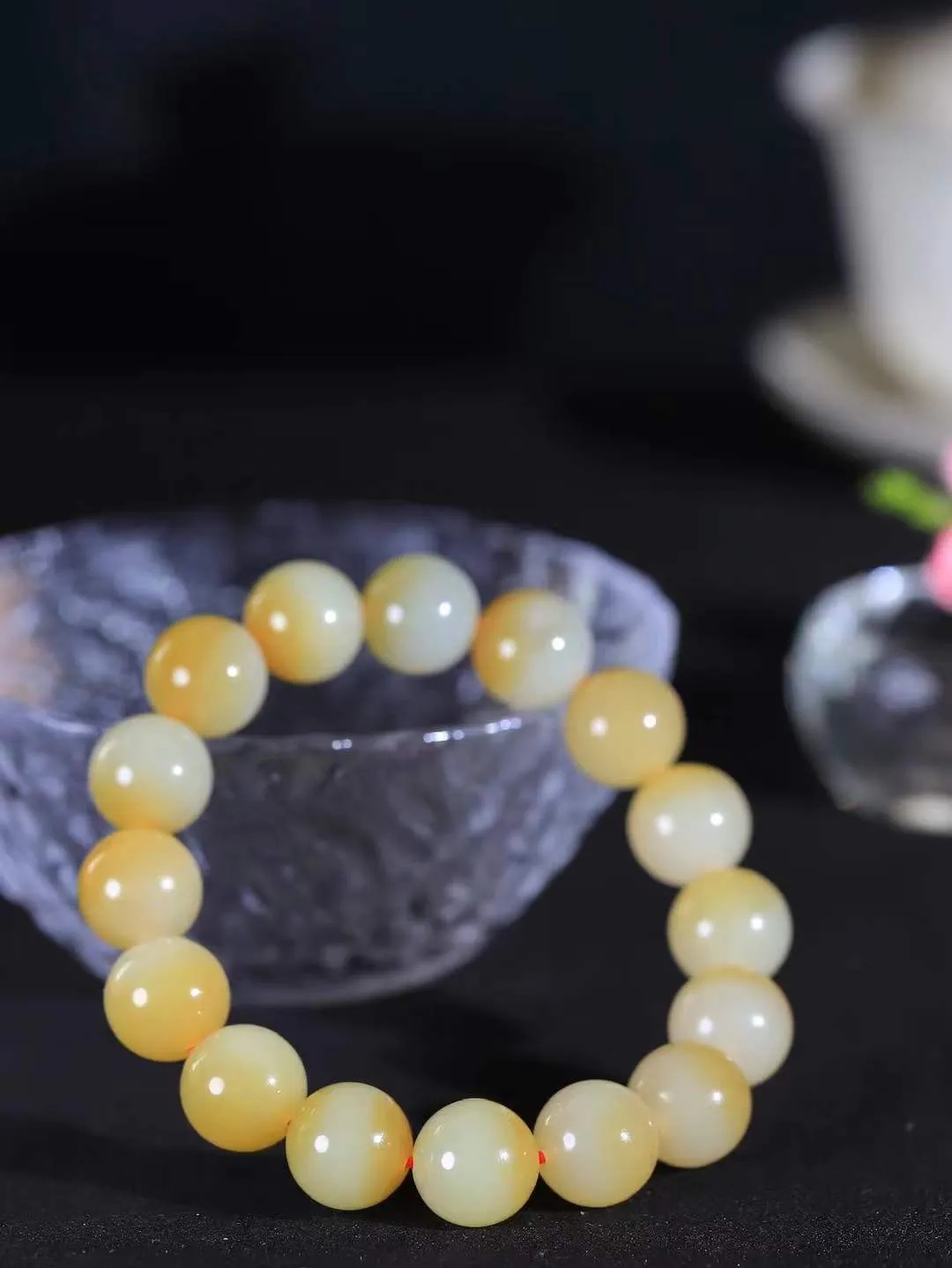 【珠圆玉润.手串】

精品和田玉糖白玉珠圆玉润手串 玉质温润细腻  整串打磨圆润，佩戴舒适。珠珠落玉盘，间关莺语花底滑，一生美好时光，无论身在何处，都有它相伴相守。事事顺遂，幸福美满，吉祥如意。重42.6克 尺寸取一12mm FDT-161103013