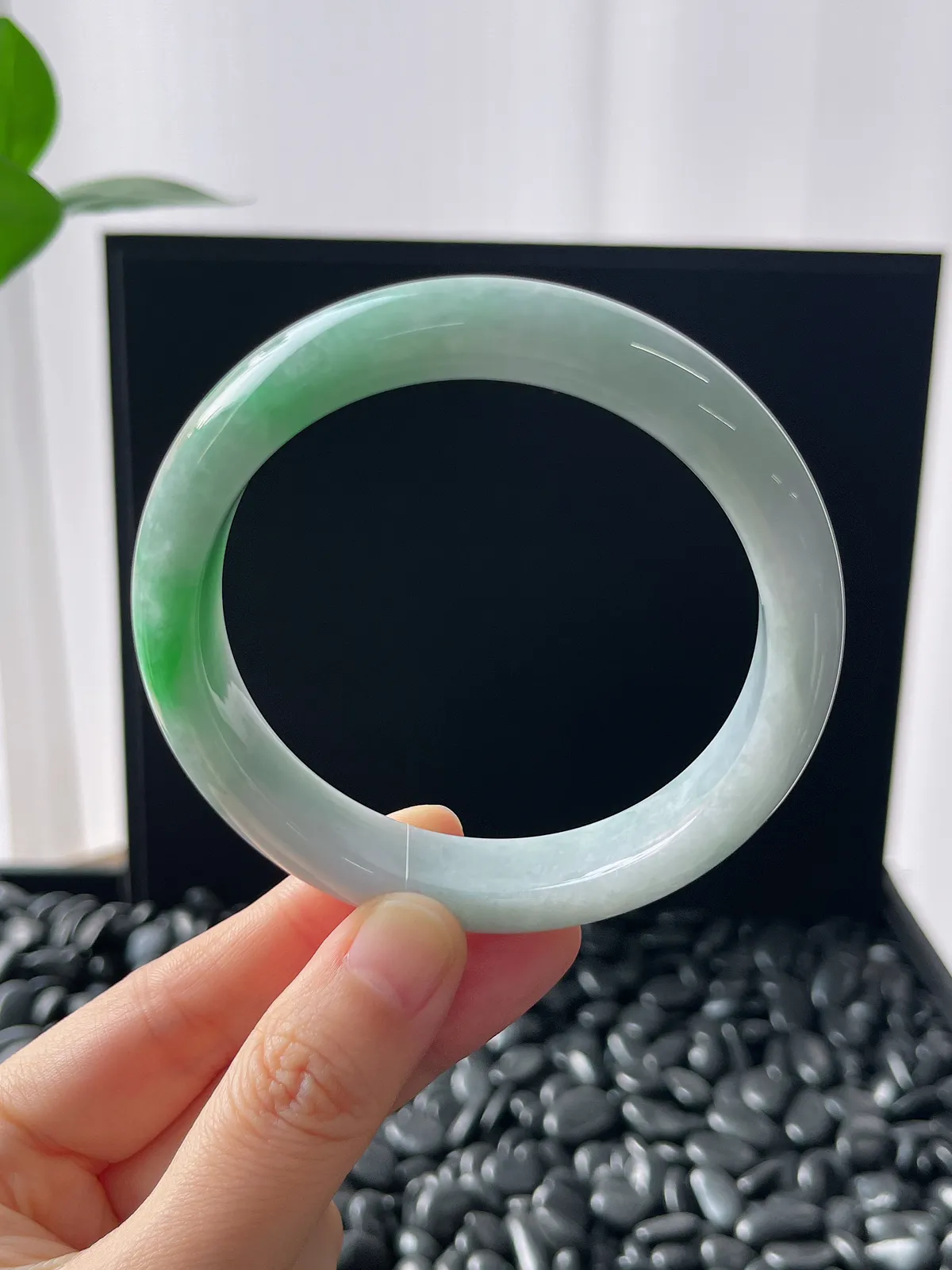 正圈59.7圈口，翡翠糯化种飘绿手镯