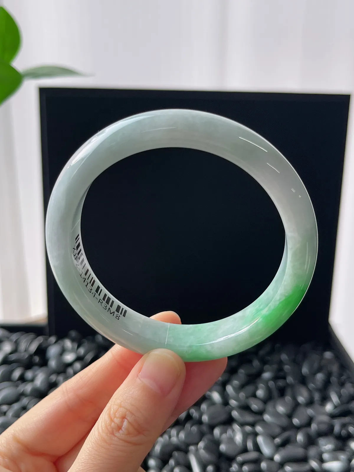 正圈59.7圈口，翡翠糯化种飘绿手镯