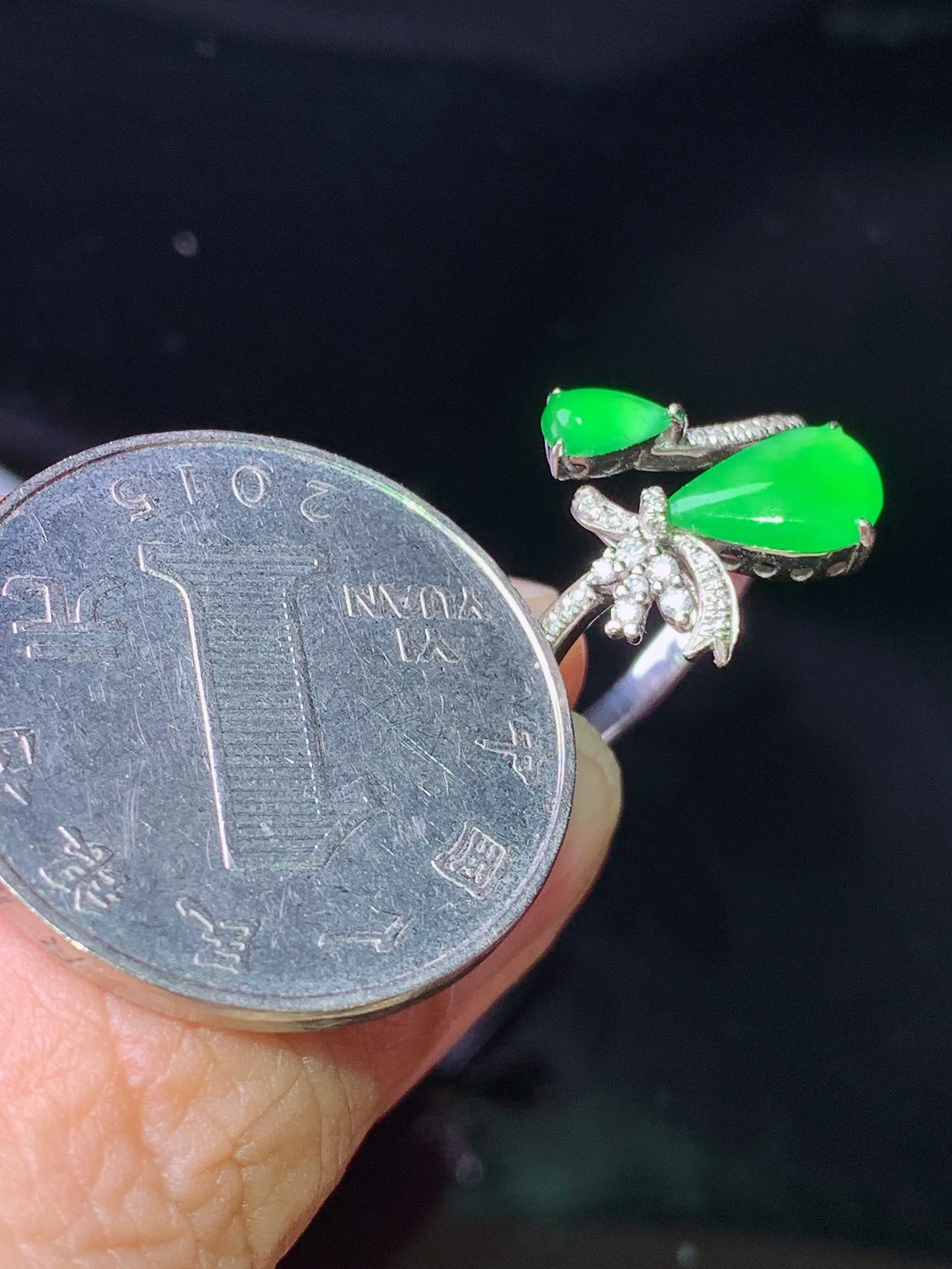 18k金钻镶嵌翠绿水滴戒指 玉质细腻 色泽清新艳丽 圈口14 裸石尺寸8*5.6*2