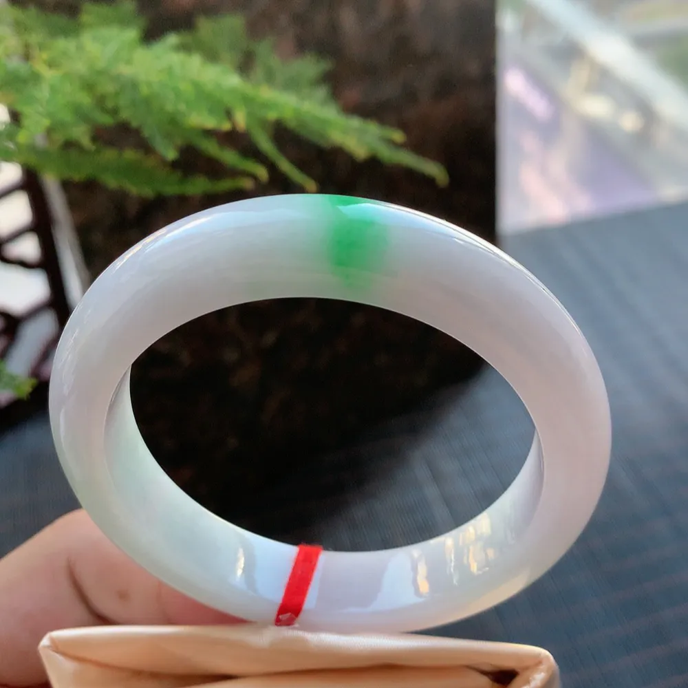 正圈冰糯阳绿 无瑕 尺寸:55.4/12.4/8.7 色好