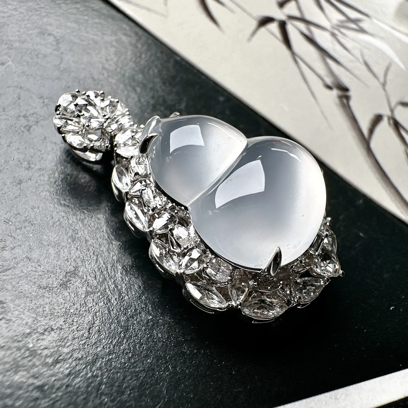 【冰种葫芦吊坠】质地细腻清爽，荧光感强烈，起刚光强烈，18K金钻镶嵌，裸石尺寸20.8*17.3*6.7毫米