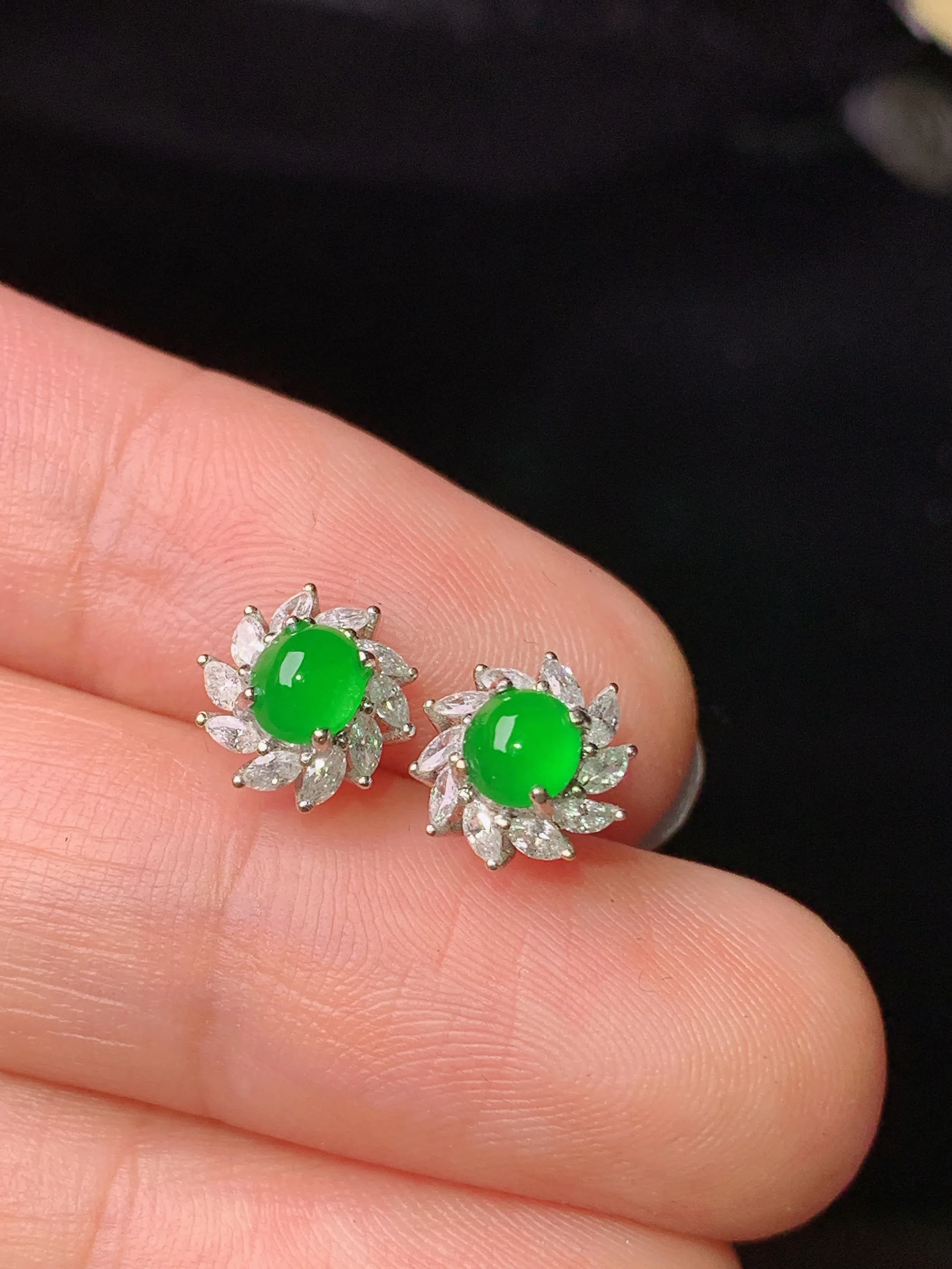 18k金钻镶嵌满绿蛋面耳钉 玉质细腻 色泽清新艳丽 整体尺寸8*5.6