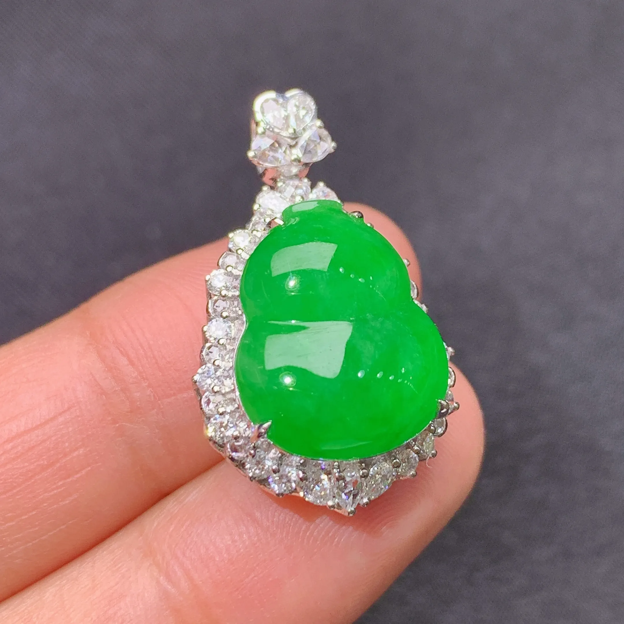 冰阳绿葫芦吊坠，18k金镶嵌，色泽鲜阳，冰润细腻，种水足，整体尺寸26.7*16.5*11.7