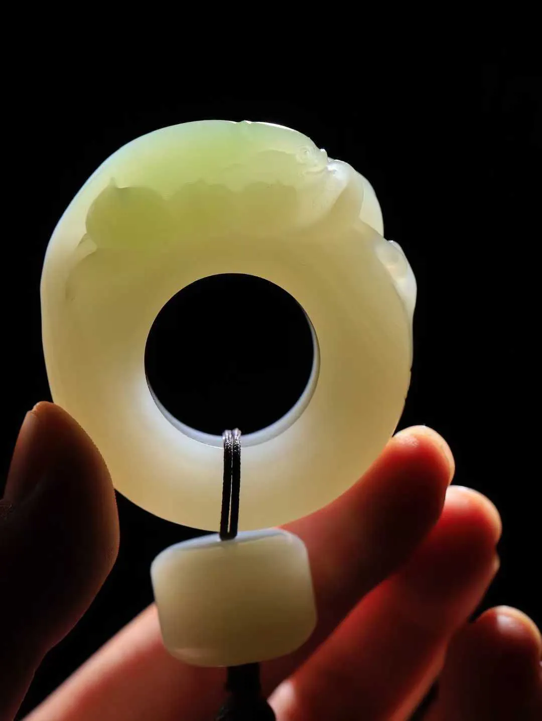 （莲年有鱼.扳指）

精品和田玉翠青连年有余扳指，质地温润滋腻，手感上佳，精雕莲花，细致入微，线条柔和自然。池清疑水浅,莲动知鱼散，细作清幽莲花，日月散淡，极具灵气，画面和谐美好，寓意一品清廉，连年有余。
重87.5克  尺寸22.2-14.2-19.5mm   fDA-201142343