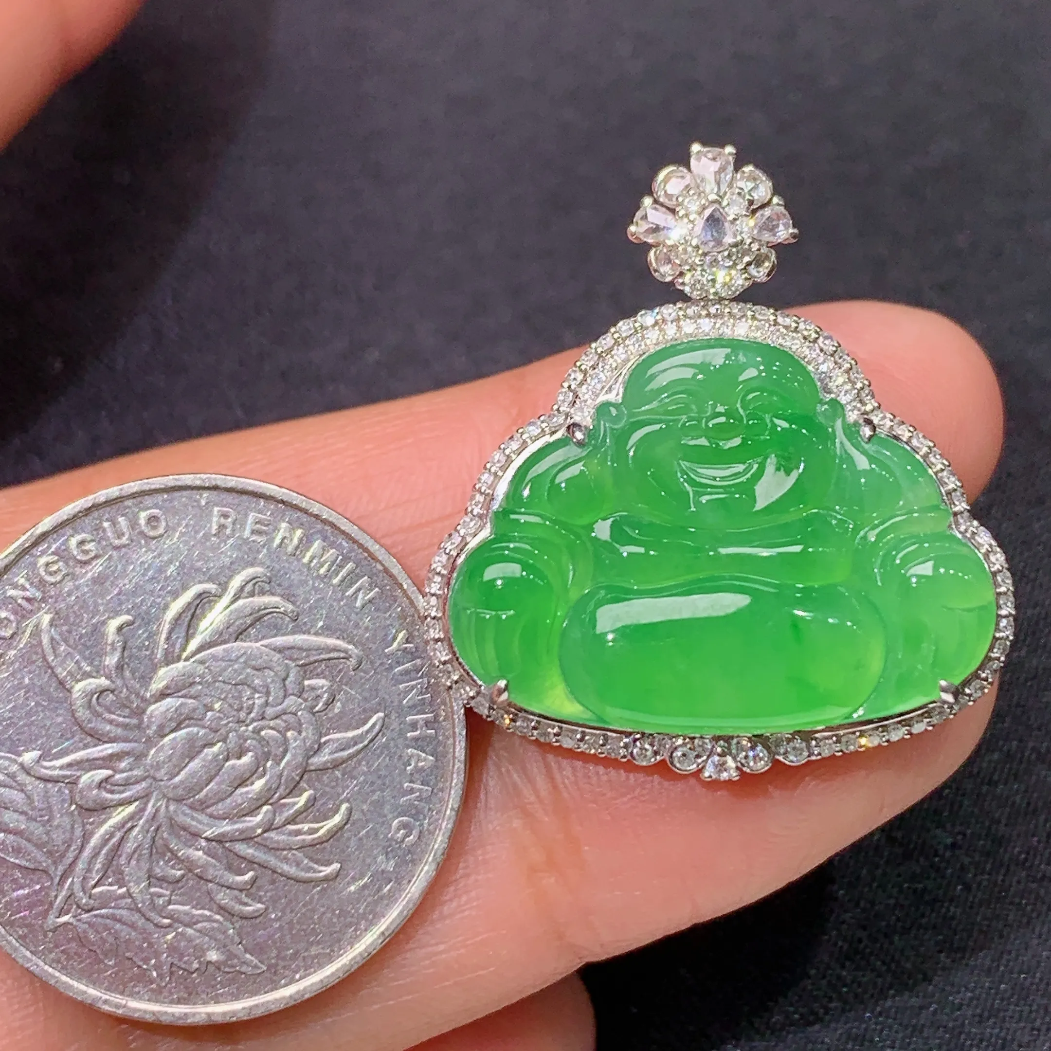 冰阳绿笑佛吊坠，18k金镶嵌，冰润色阳，品相好，种水足，整体尺寸27.9*26.1*8.9