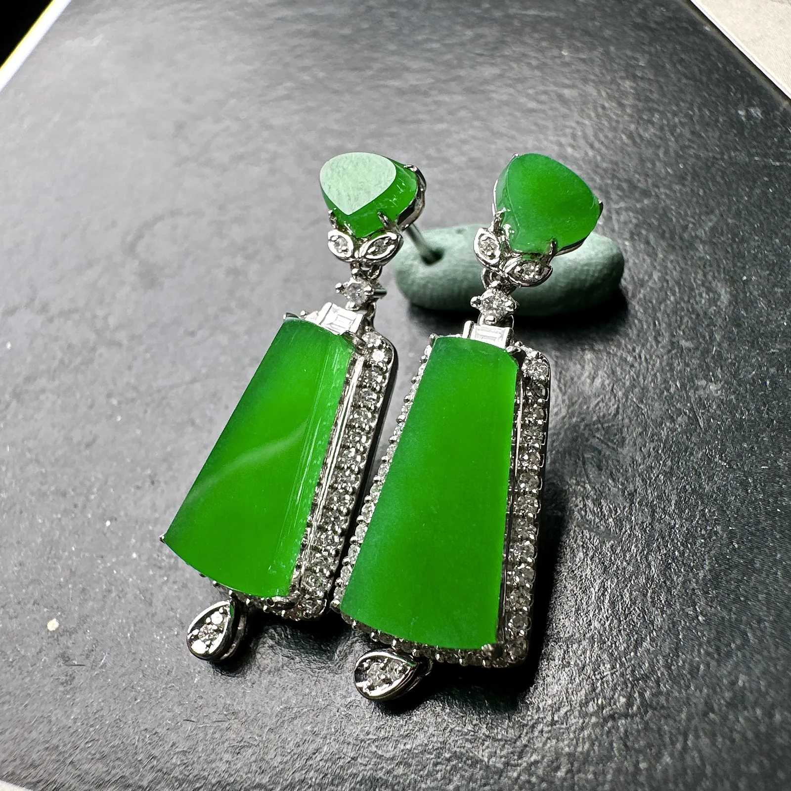 【冰种满绿无事牌耳坠】种水上乘，通透闪亮，晶莹剔透。18K金钻镶嵌，裸石尺寸14.3*8.4*2.8毫米
