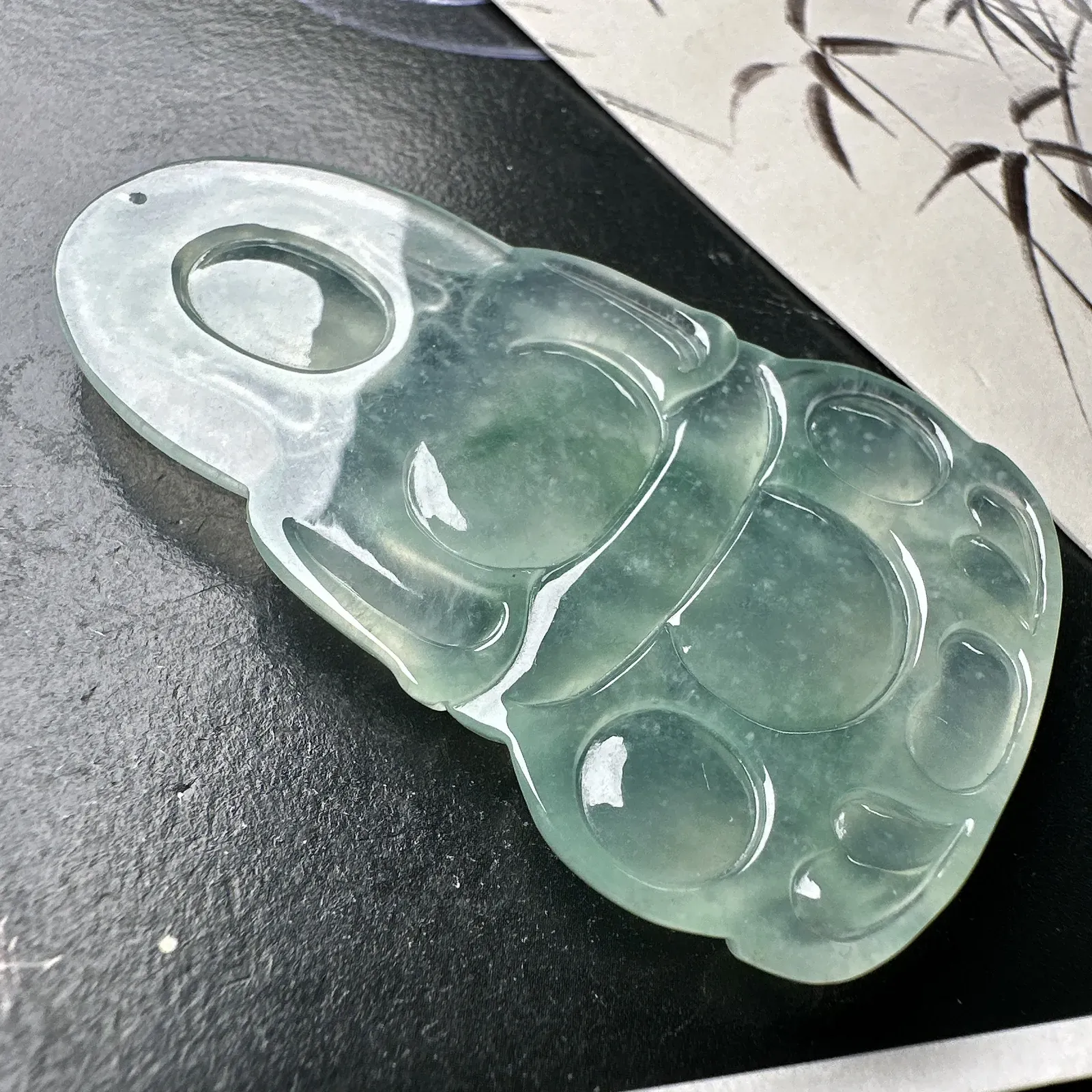 【冰种飘花正装观音】质地细腻，通透度上佳，冰感十足，适合佩戴