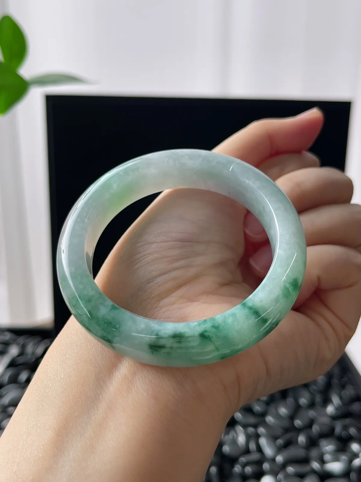 正圈50.8圈口，翡翠糯化种飘绿手镯