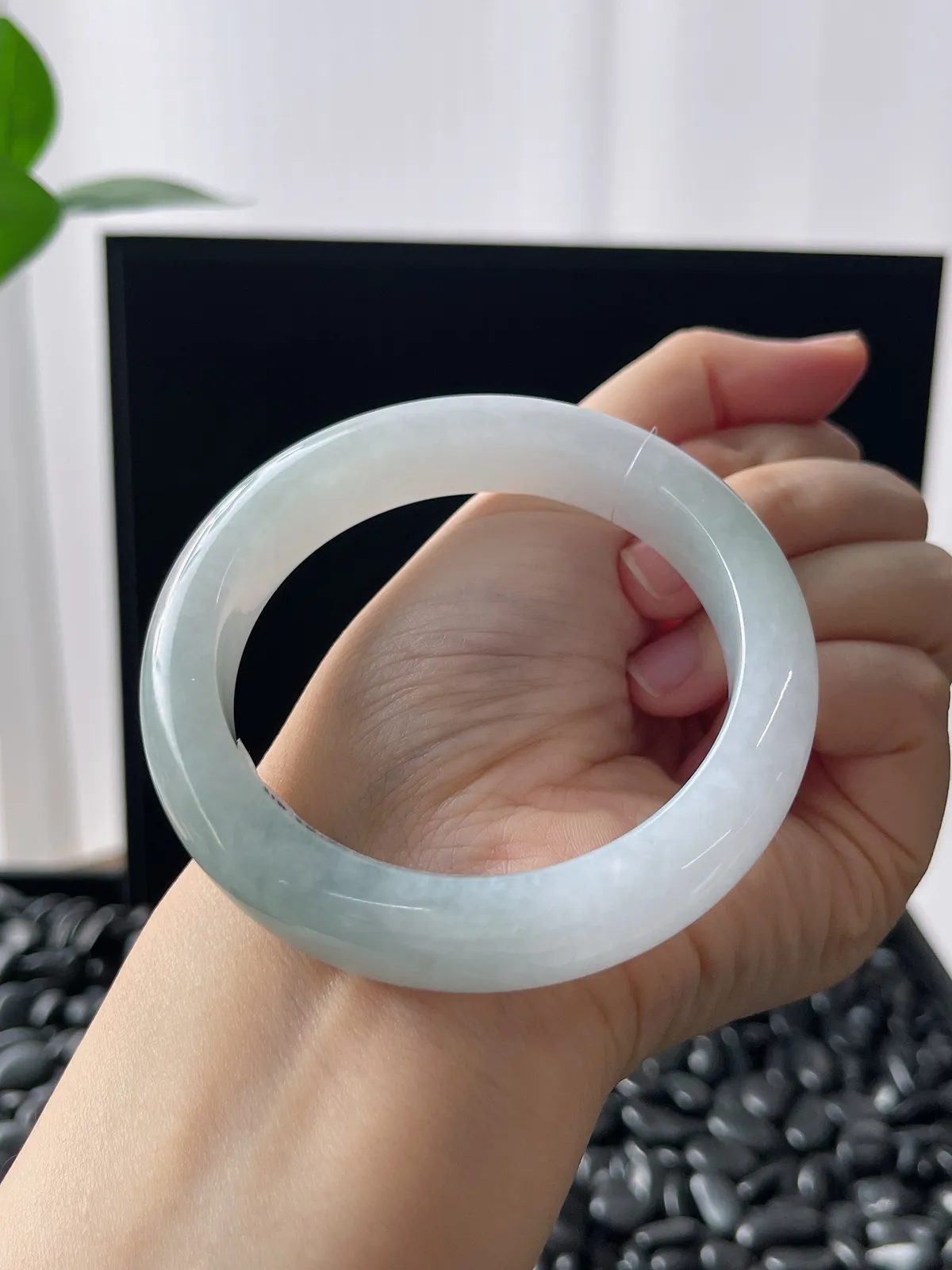 正圈55.8圈口，翡翠冰糯种淡绿色手镯