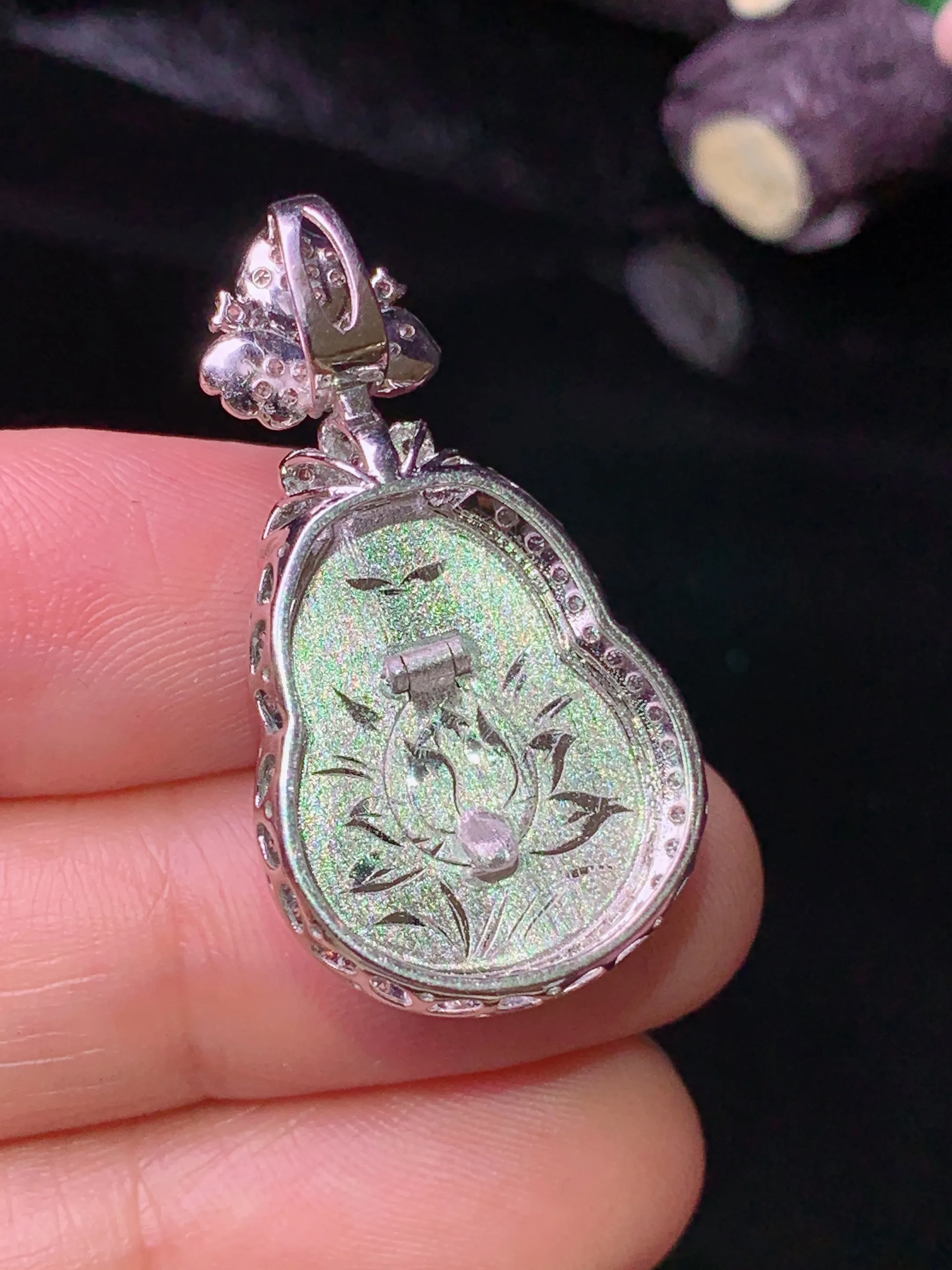 18k金钻镶嵌翠绿葫芦吊坠 玉质细腻 色泽清新艳丽 整体尺寸32.2*17.2*8.8