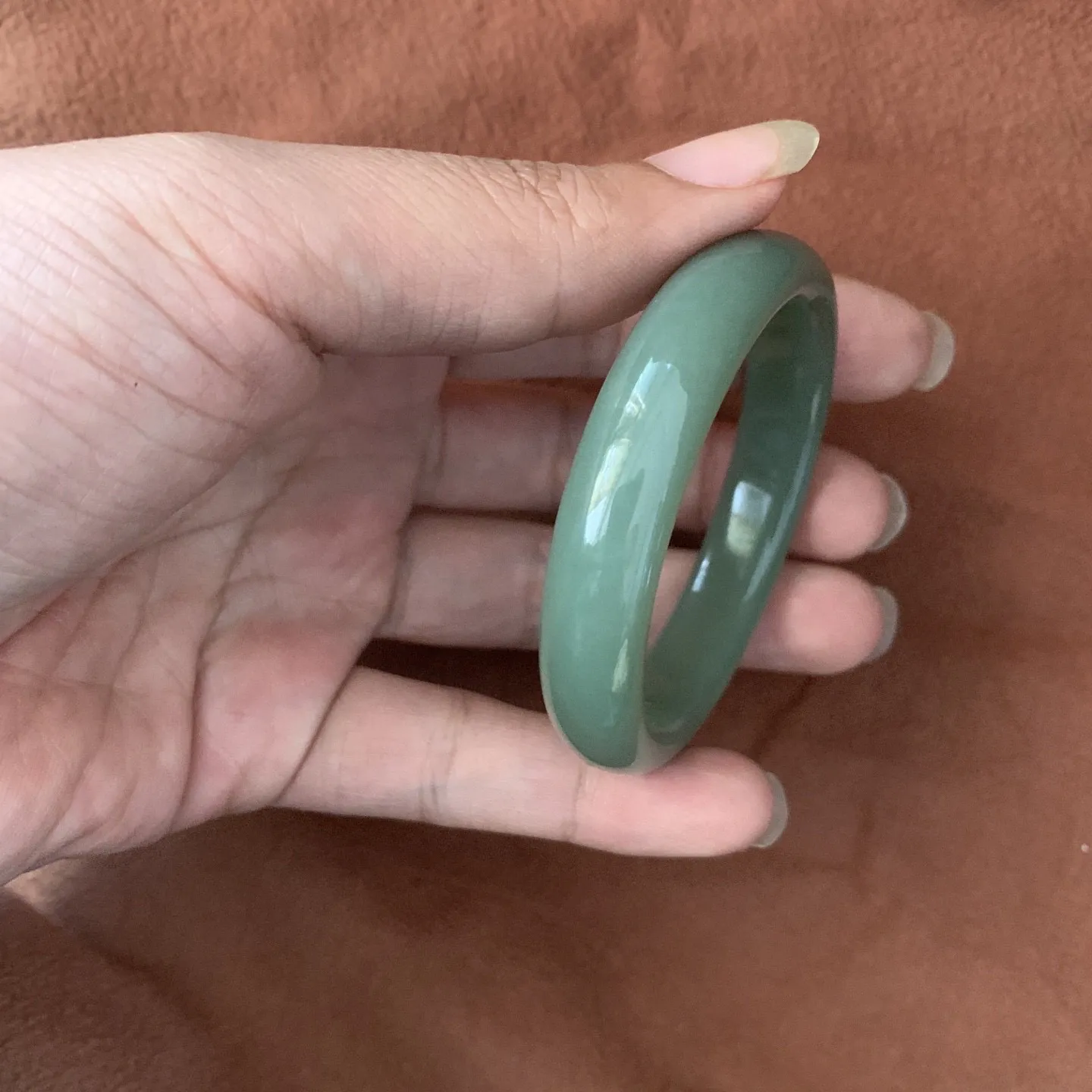 50.5圈口和田玉且末蓝手镯【挽间柔情】，和田玉50.5圈口且末蓝手镯，镯型古朴典雅。在诗情画意的雨巷相遇，你是我腕间的一抹风情，有你眸有深情.清风荡漾湖间静水，我愿俯身低眉，在烟波涟漪处寻