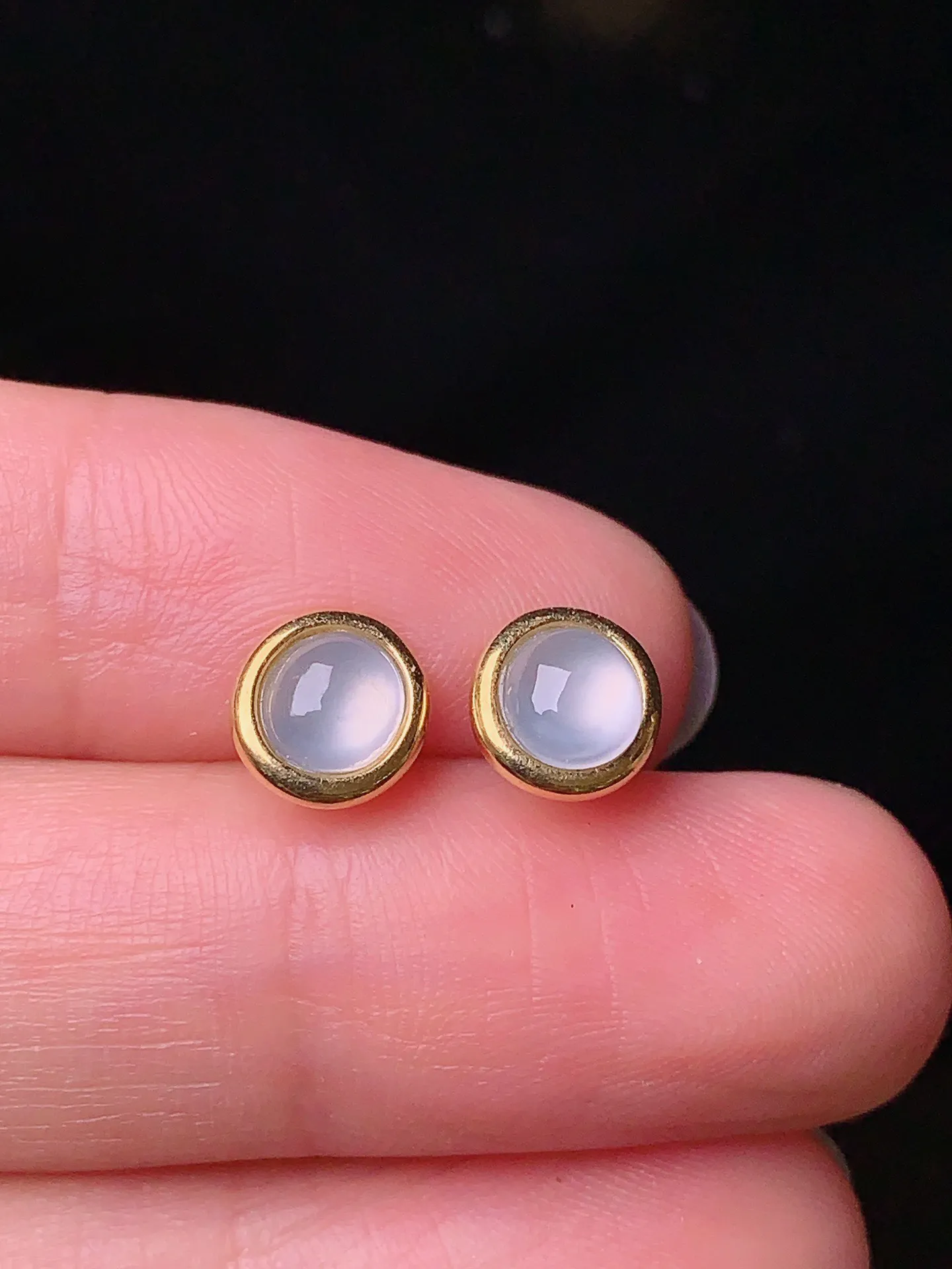 18k金镶嵌冰种蛋面耳钉 玉质细腻 色泽清新  整体尺寸7.2*6.8*3.8