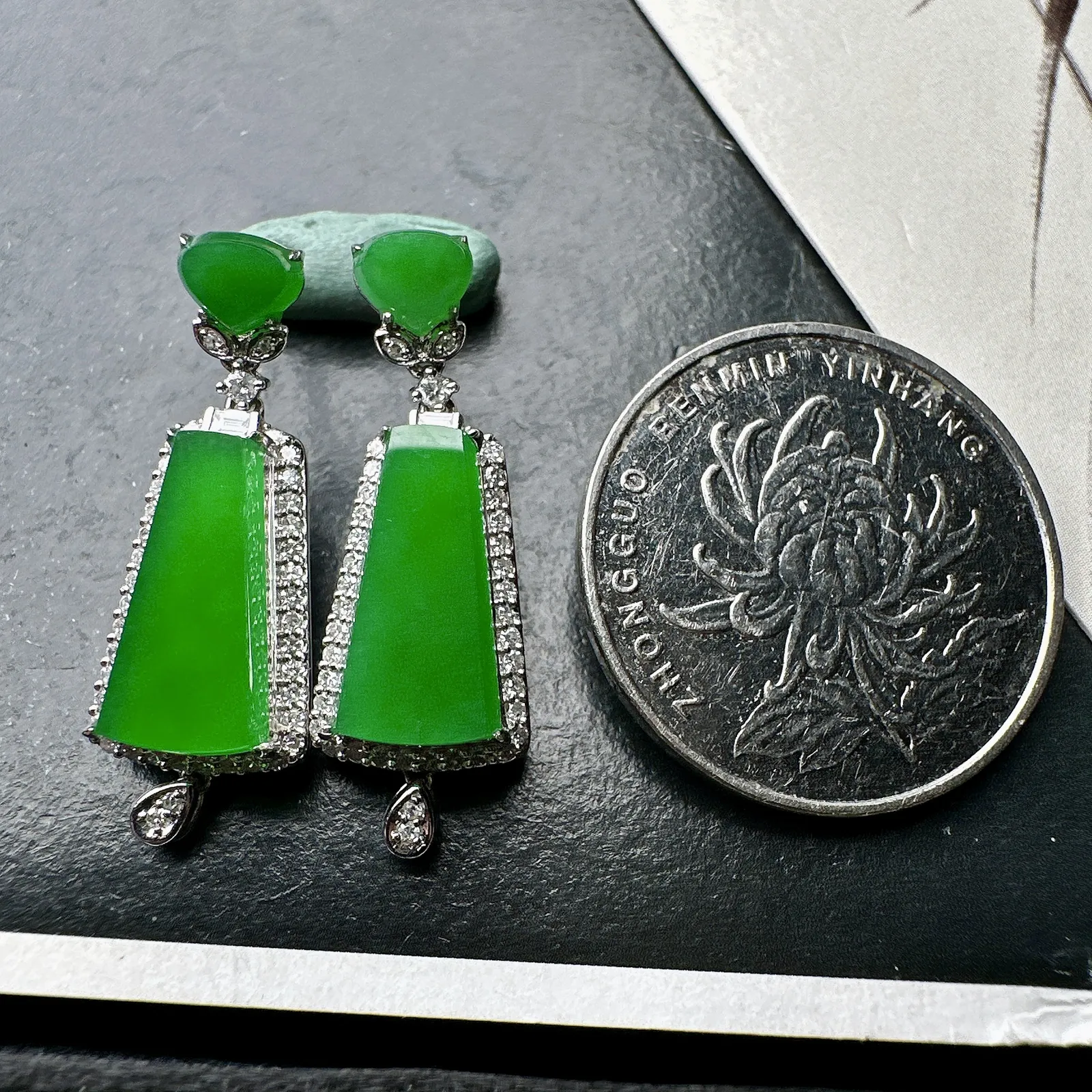 【冰种满绿无事牌耳坠】种水上乘，通透闪亮，晶莹剔透。18K金钻镶嵌，裸石尺寸14.3*8.4*2.8